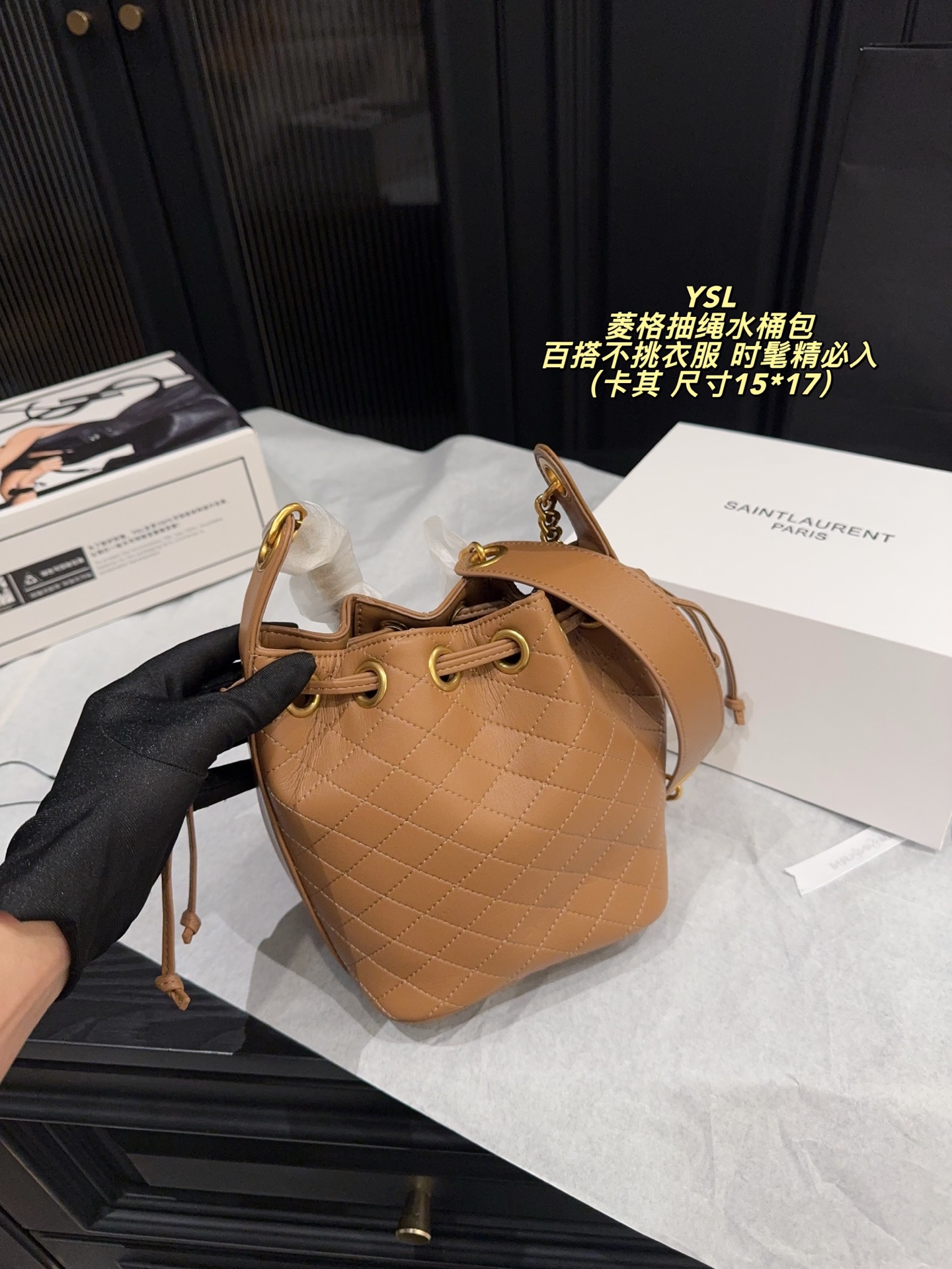 P180全套包装⚠️尺寸15*17 圣罗兰 YSL 菱格抽绳水桶包 经典黑色小牛皮＋金色链条，优雅又高级。抽绳开合，容量大，通勤出街都超实用！菱格纹缝线细节满分，链条肩带可调节，单肩斜挎都OK，百搭不挑衣服~轻奢时尚感拉满，是圣罗兰热门款，时髦精必入！