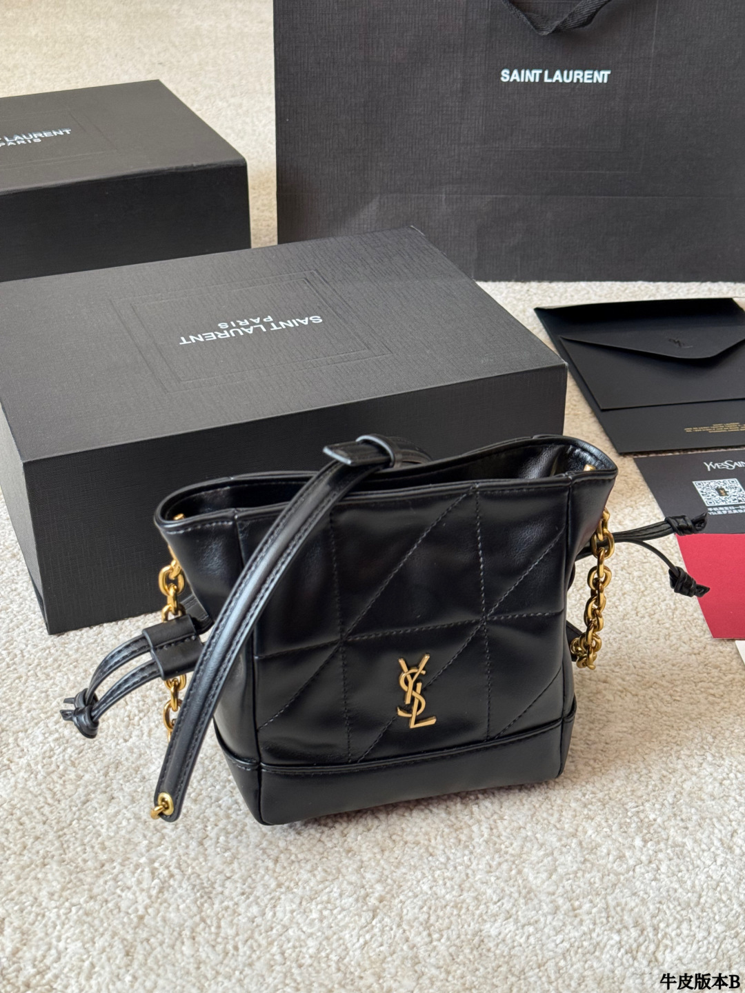牛皮版本 p145 YSL 圣罗兰｜Jamie 4.3 Pochon 这个款式热度很高，黑金配色高级，包型时尚，容量足够，万物可装，坚版包型上身修长身形，自带慵懒感！ 包包采用柔软纳帕皮革，皮面光滑亮泽细腻，质感轻盈，超高工艺的对格绗缝。链条可收紧，营造出抽绳包 版的廓形，整体高雅精巧！ 里面还有一只可拆卸手拿包，功能性超高又很好看的包 款，N多种背法：手提或手拿，腋下背，斜背都 尺寸 15cm