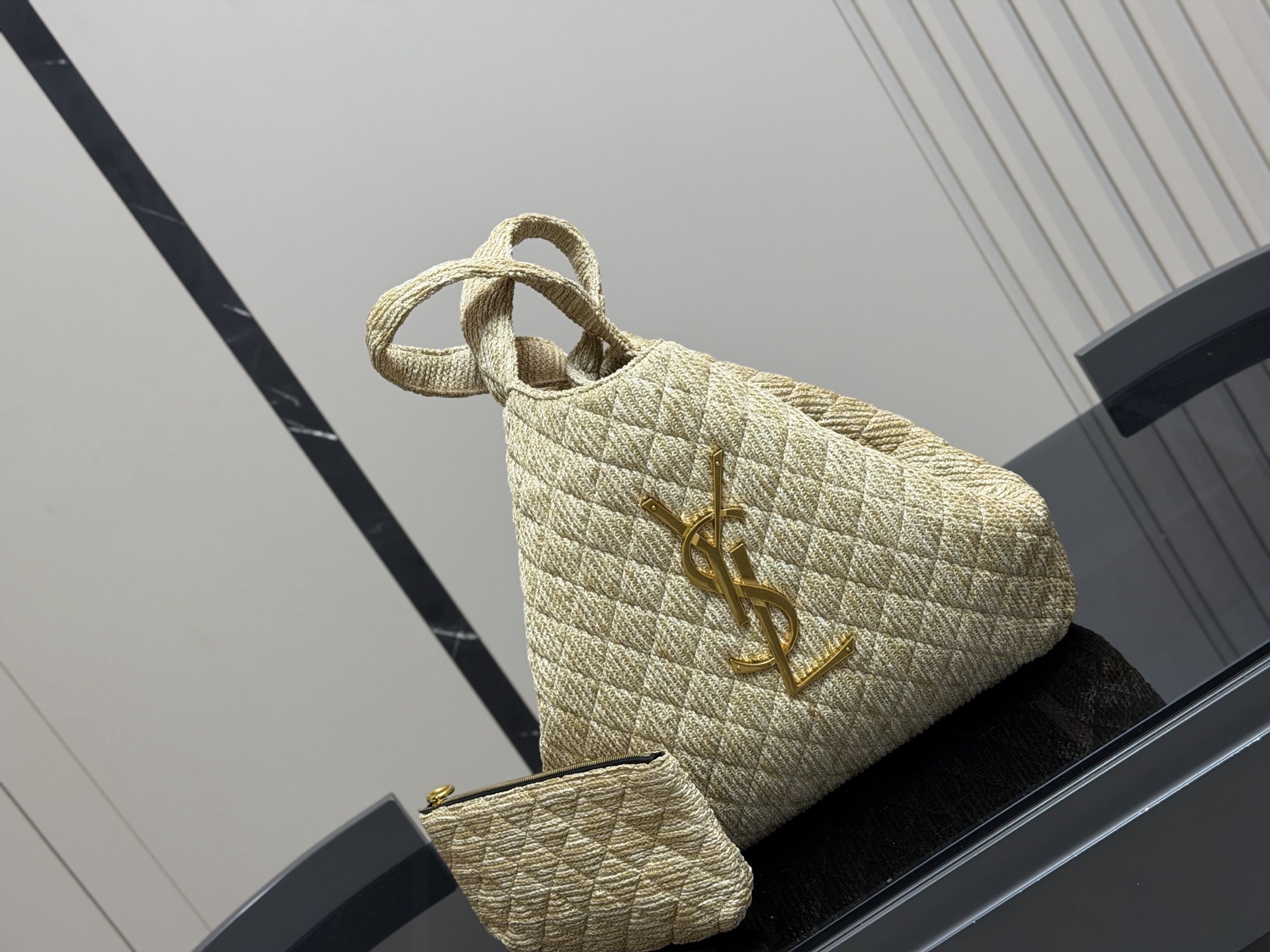 &yen;180 size：38*35cm 圣罗兰新款购物袋太可了吧 YSLGabv绗缝纹路购物袋 大tote感觉太温柔了吧! ⚠️原版大标