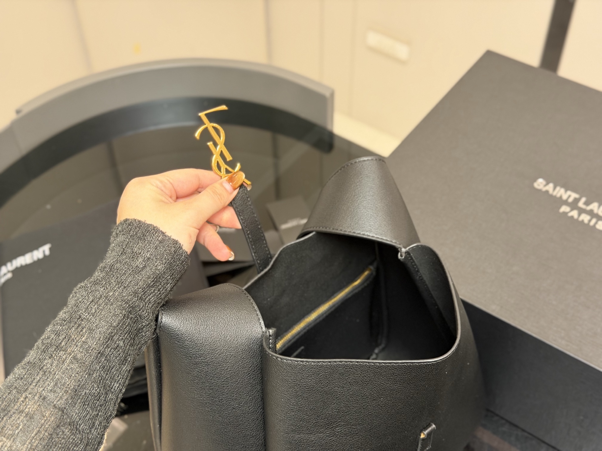 &yen;190 &yen;170 配包装 圣罗兰 hobo腋下水桶包 YSL 没有繁杂的设计 简简单单的将 YSLlogo字眼变成包扣 皮质柔软一点都不土气 而且超级能装！ 包内做了分层设计，东西不会被装的乱糟糟 无论是休闲复古还是甜美飒姐都能hold住！！职场通勤、日常旅游，一年四季都超可！拍照也超有氛围感的尺寸:28.29cm 22.21cm