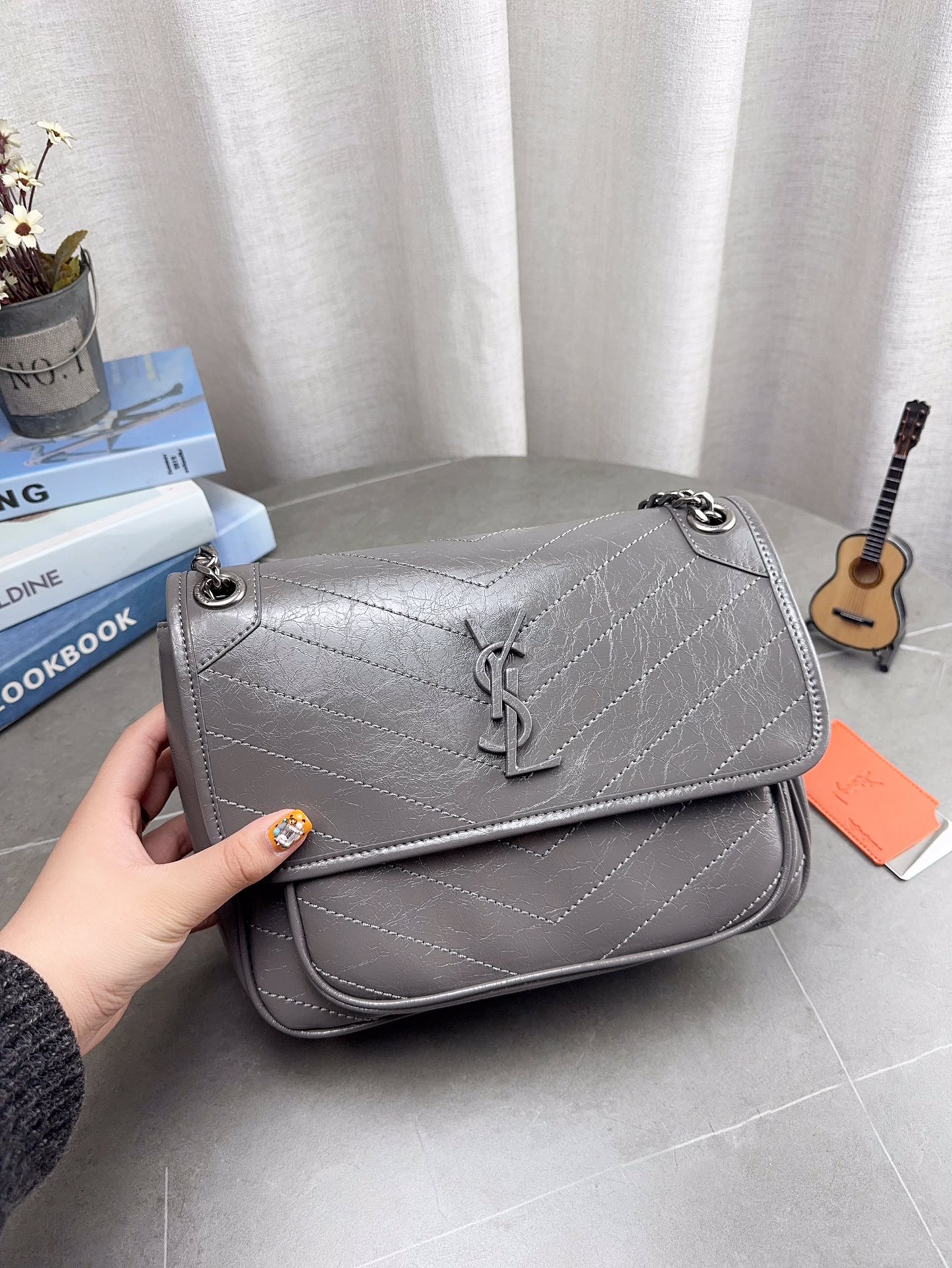 折叠飞机礼盒包装 🎉高品质ysl 圣罗兰 niki 邮差链条包 容量超大 出去逛一天什么都可以放进去 流浪背法也很好看 麂皮真的是跟各种颜色的衣服都很搭 之前一直在Onthego和这个之间犹豫 最后感觉没选错 五星推荐 尺寸27*21cm 型号633158 p200