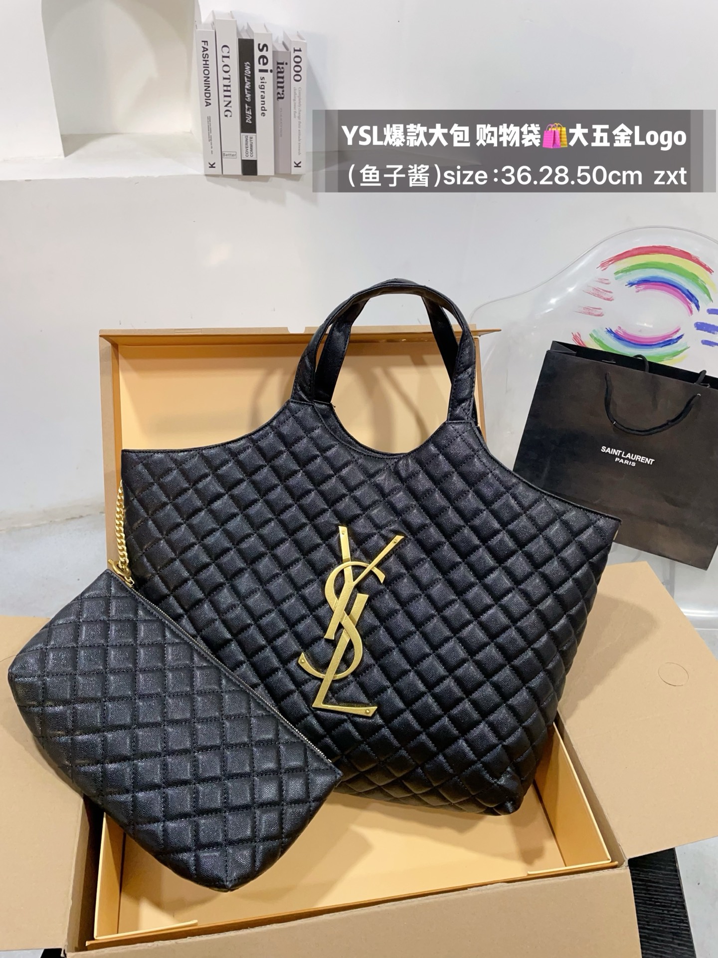 👑💰175无盒 size：底36.28.50cm YSL爆款大包 购物袋🛍️ 大五金Logo终于做到与原版大小一致💪 高级感满满👍圣罗兰 复古菱形格子与 巨大LOGO五金 璀璨而大气☄️ 最重要是一包当2包用、 中间链子往两侧一收 可以变换造型 配有小包一个 （五金全套对版带LOGO）