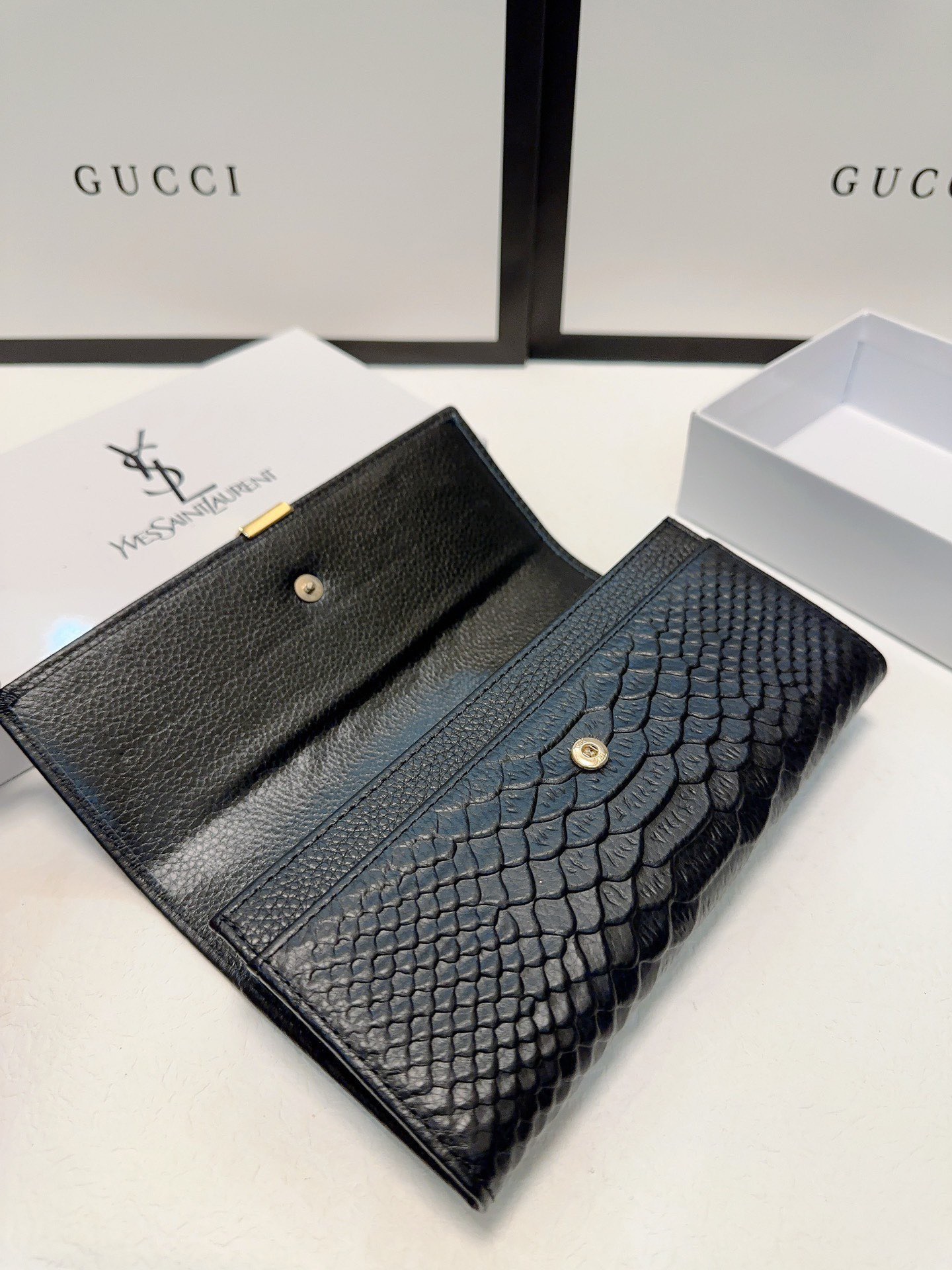 P95🎀🎀颜色 黑🎀尺寸 19x10🎀圣罗兰🆕款💕进口鳄鱼纹小牛皮质感一流👍独一无二风格，实用内阁超美超时尚美女必备单品🔥