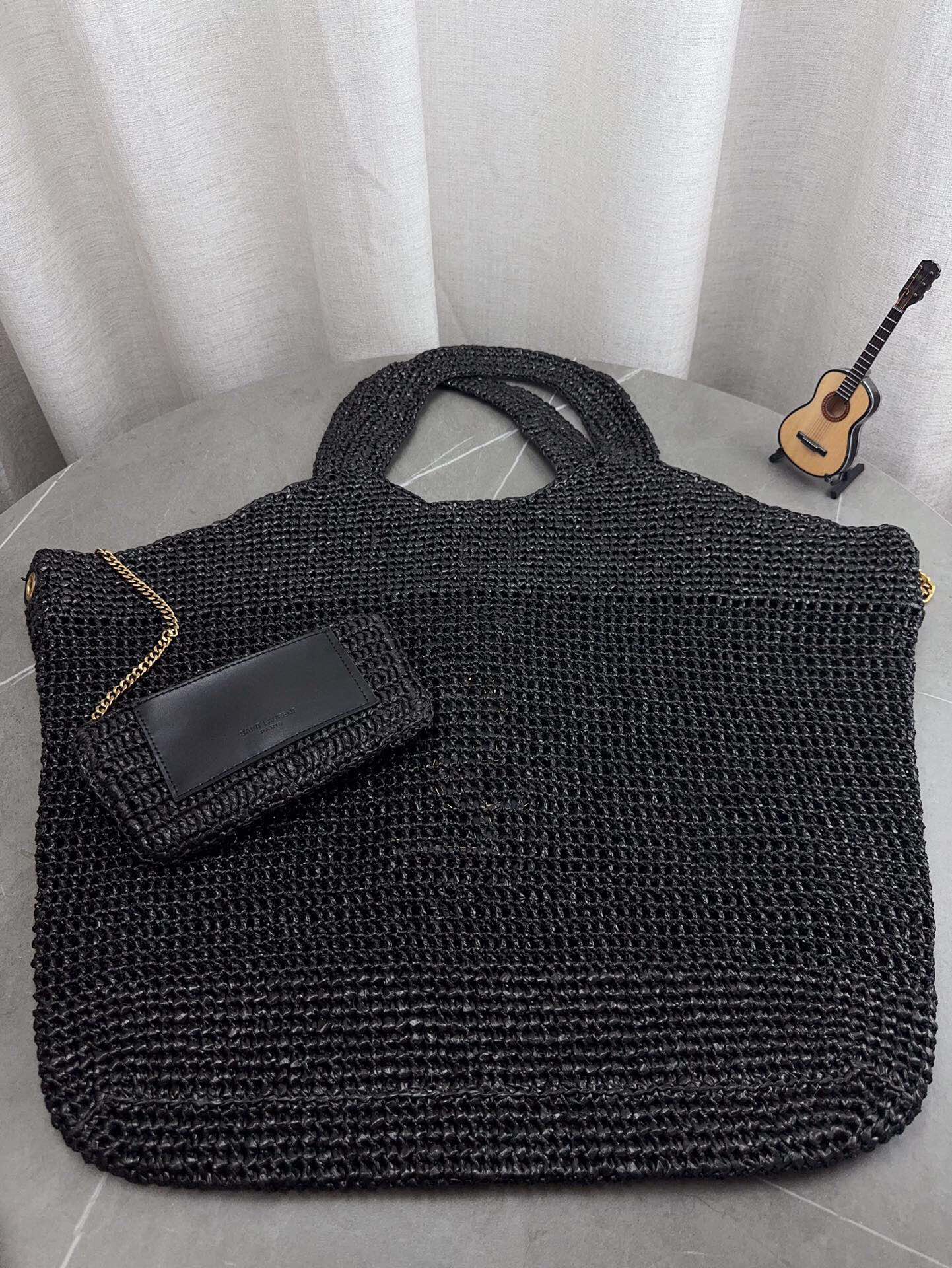 原单品质 YSL圣罗兰拉菲草编织购物袋 夏天背的包包真的太可爱了，背上一整个慵懒风 夏季沙滩腋下包 旅行拍照真的很nice哦 每个小仙女夏季都应有一个草编购物袋菜篮子 包包哦 尺寸40*39cm p295