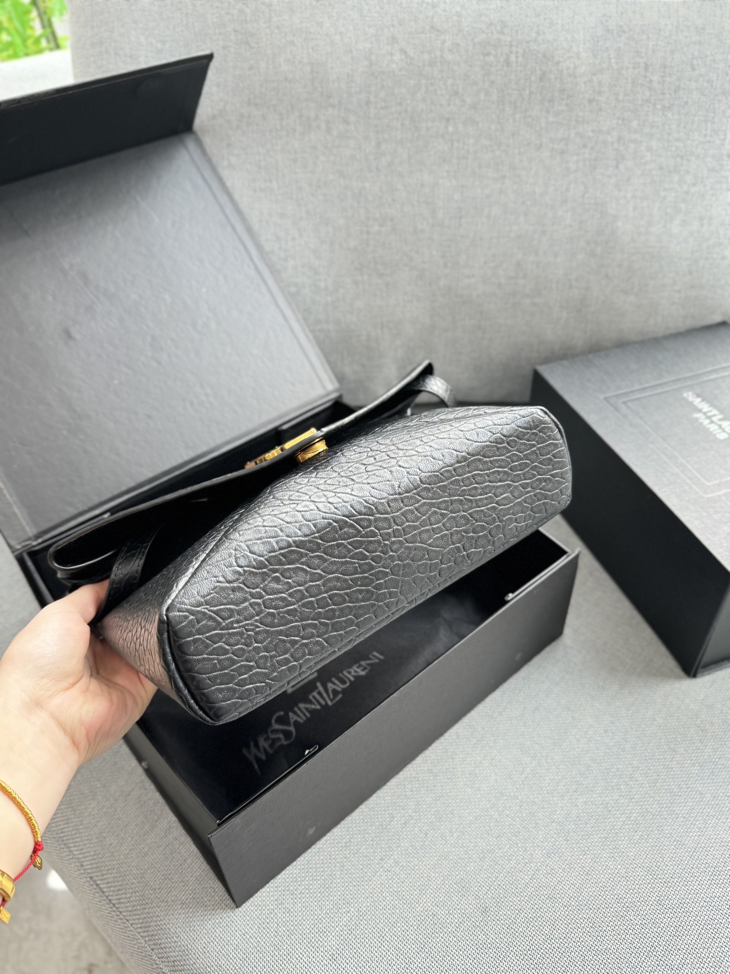 💰125 折叠盒 size：23&times;16 圣罗兰 YSL LE CASSANDRE 大象纹 链条包 信封包 单肩斜挎手拿包 精致度满分10 链条包新色新色好有气质小羊皮材质 很轻很软!巴掌大却超好装的小个子可以闭眼冲 超软超有质感！！！