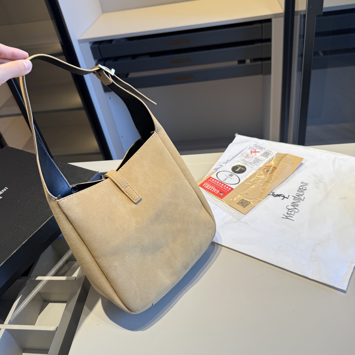 🅿️140✅新品推荐🔜 🔥YSL圣罗兰专柜新款麂皮系列HOBO腋下包👍这款包超！级！火！👍各大明星追捧的爆款～采用原版五金配件！经典logo！顶级做工！面料采用原版皮料！大容量！原版礼盒包装🎁（size：21*22*9）