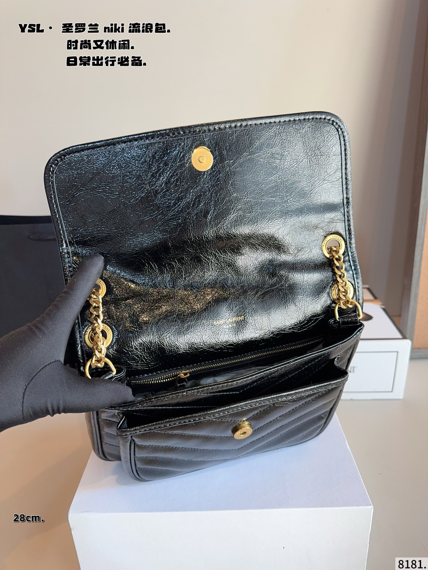 p205p200配礼盒🎁. 圣罗兰 niki 流浪包 专柜新款Ysl圣罗兰 早已成为明星/网红们最爱的这只 低调却超显高逼格气质 据说是ysl girl人手必备 优雅高贵的她成为潮流人士口中最爱的It Bag制造机 拥有无穷魅力 时尚感极强 柔软质感 黑色五金十分抢眼 单肩/斜挎百搭各种服饰 尺寸：28*9*21/22*7*17cm