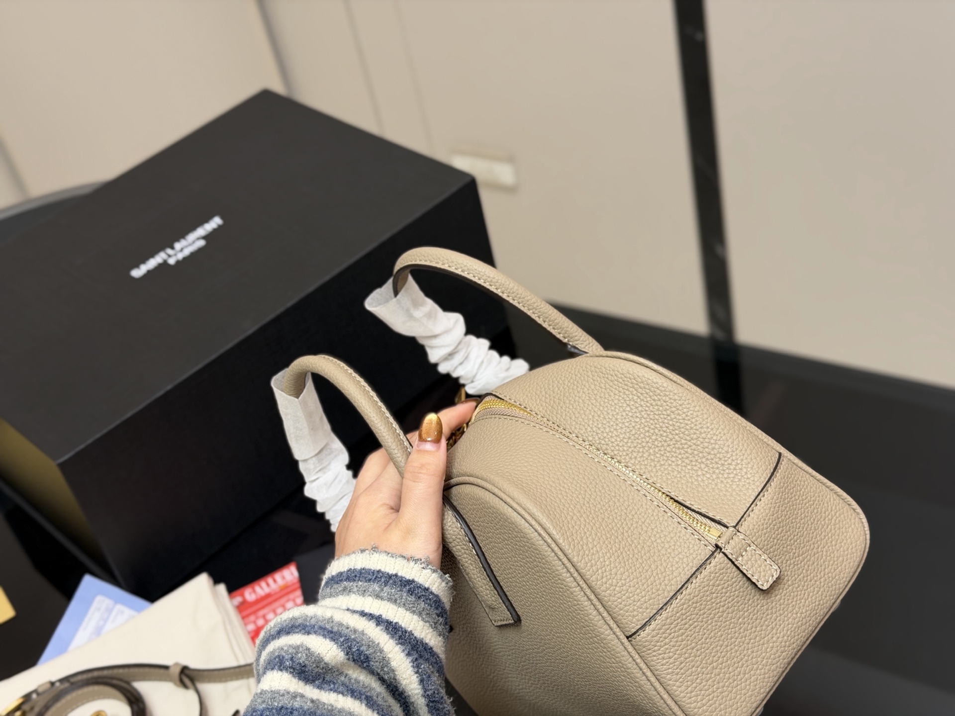 &yen;210 配包装 size：26 18cm YSL圣罗兰新款|保龄球包 新款乖巧的小包包手拎或者斜挎都可 日常的物品统统放的下