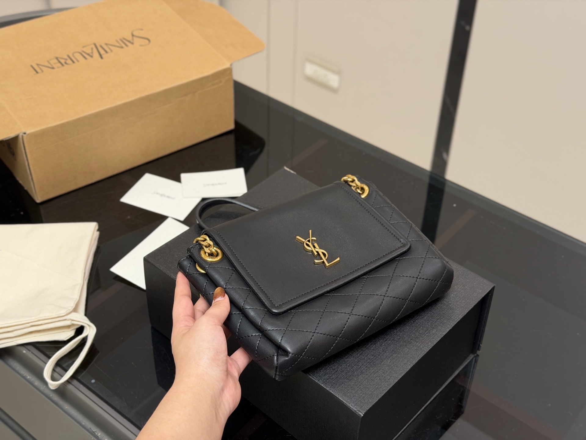 ¥170 ¥180 配折叠盒飞机盒 size:16.13cm 21.16cm 牛皮品质出 ✅ 圣罗兰mini NOLITA手袋 精致、可爱还很能装~ 背他真的是温柔小仙女本仙了 搜索🔍杨树林洛丽塔