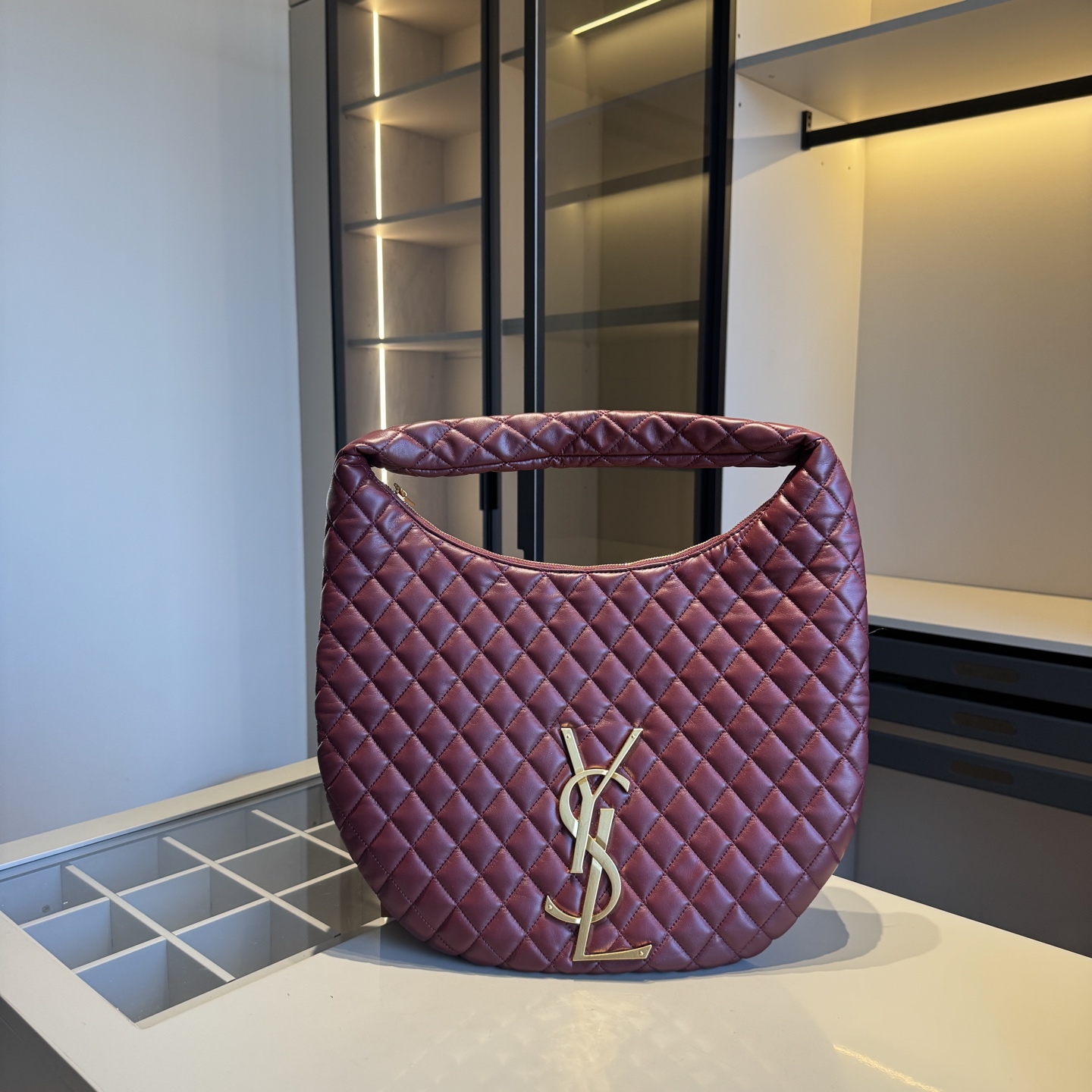 🅿️160✅新品推荐🔜 🔥YSL圣罗兰专柜新款Lcare hobo 腋下包👍这款包超！级！火！👍各大明星追捧的爆款～采用原版五金配件！经典logo！顶级做工！面料采用牛皮面料！超大容量！堪比专柜品质（size：44*34）