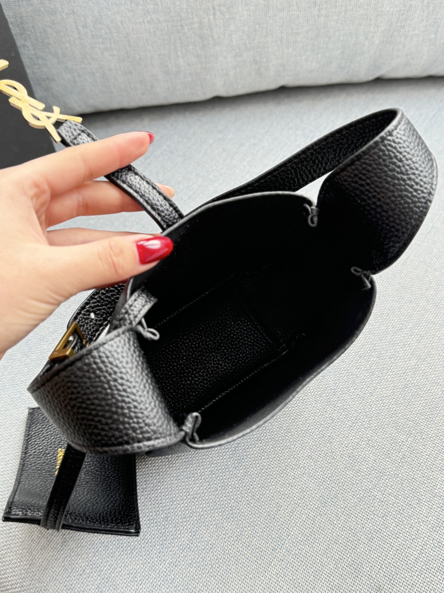 💰115 折叠盒 size：15.5&times;15.5 圣罗兰 LE5A7 水桶包 腋下包 手提包单肩包 一只颜值可爱貌美，但是容量巨客观！完全不是可爱小废包哦~ 戳中我的心巴了！ 真的太太太好用了[哇R]颜值就不用说了 一整个从logo到包型都长在我审美点上