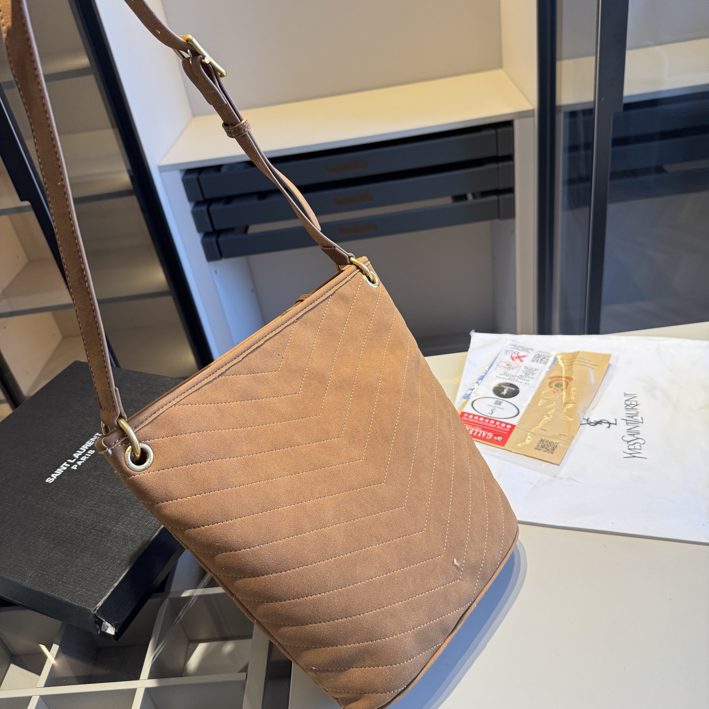 🅿️135✅新品推荐🔜 高端货🔥YSL圣罗兰新款NIKI水桶包👍配内胆小包‼️明星同款！大容量～非常实用[呲牙]走到哪都是回头率👍超级有范儿！采用原版麂皮面料！五金都是原版材质哦！质感特别好👍品质堪比正品！上身效果超棒！原版礼盒包装🎁（size：24*30*10 上口31 小包21*12）