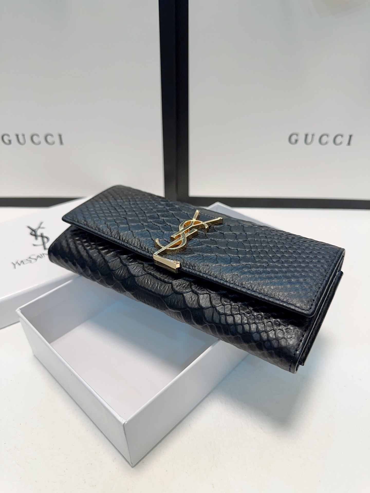 P95🎀🎀颜色 黑🎀尺寸 19x10🎀圣罗兰🆕款💕进口鳄鱼纹小牛皮质感一流👍独一无二风格，实用内阁超美超时尚美女必备单品🔥