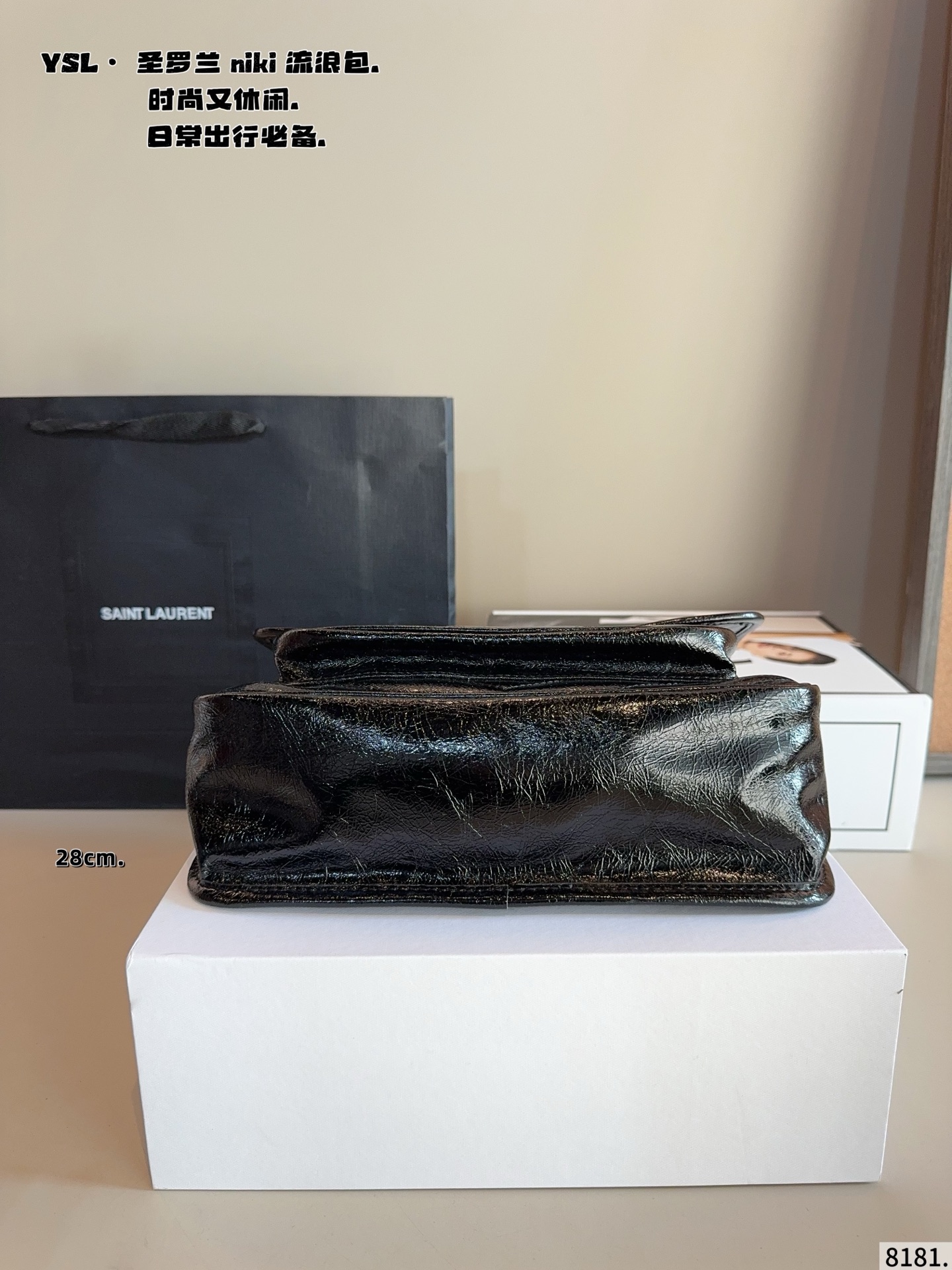 p205p200配礼盒🎁. 圣罗兰 niki 流浪包 专柜新款Ysl圣罗兰 早已成为明星/网红们最爱的这只 低调却超显高逼格气质 据说是ysl girl人手必备 优雅高贵的她成为潮流人士口中最爱的It Bag制造机 拥有无穷魅力 时尚感极强 柔软质感 黑色五金十分抢眼 单肩/斜挎百搭各种服饰 尺寸：28*9*21/22*7*17cm