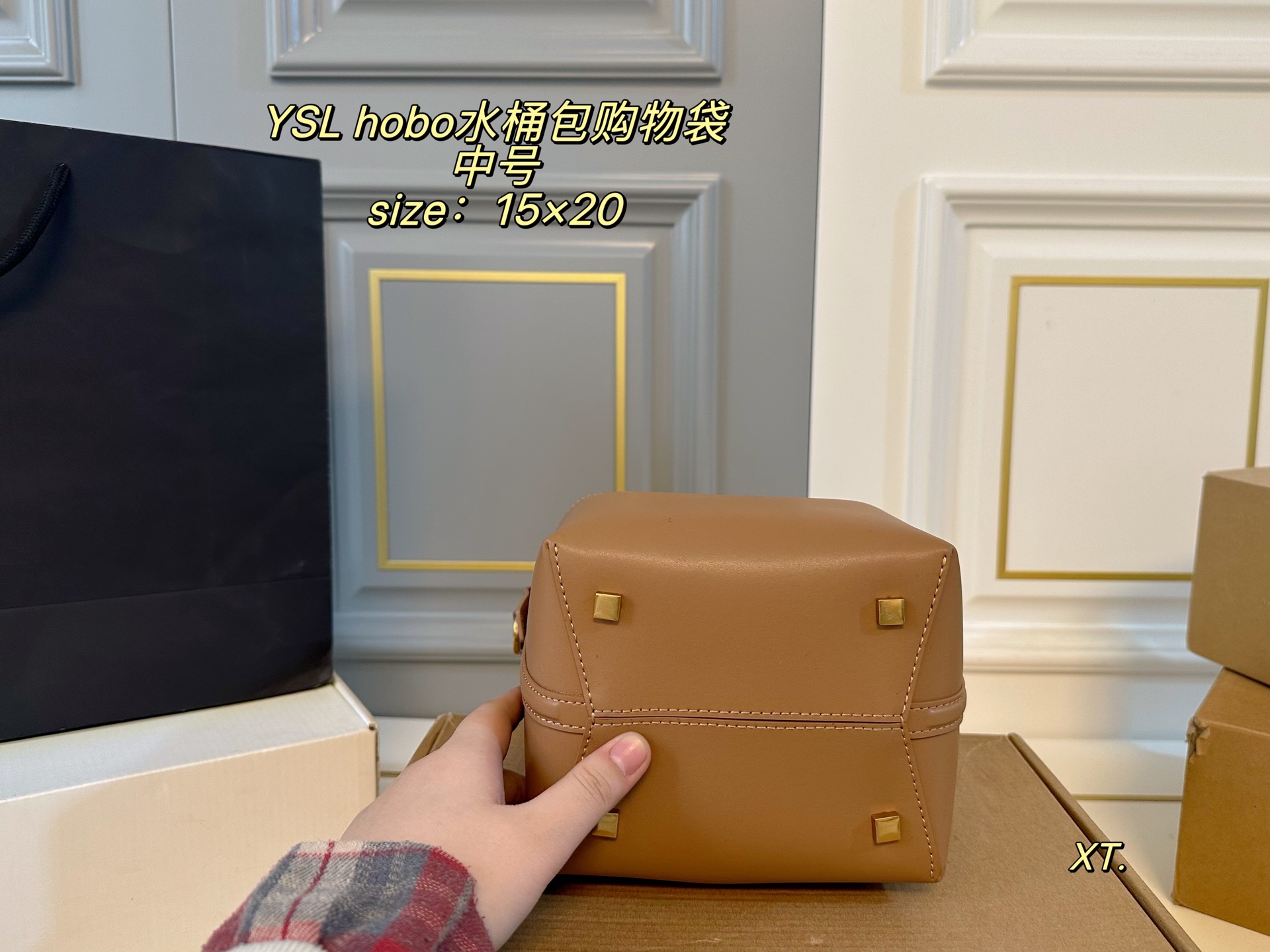 P205 中号（飞机盒） size：15&times;20中号 YSL 圣罗兰hobo水桶包购物袋💕 包身简约设计，手感质感超👍 超级显档次，容量超大～ 单肩手提都不是问题，包内配卡包➕镜子 洋气美妞/街拍人，时尚潮女必备❗️