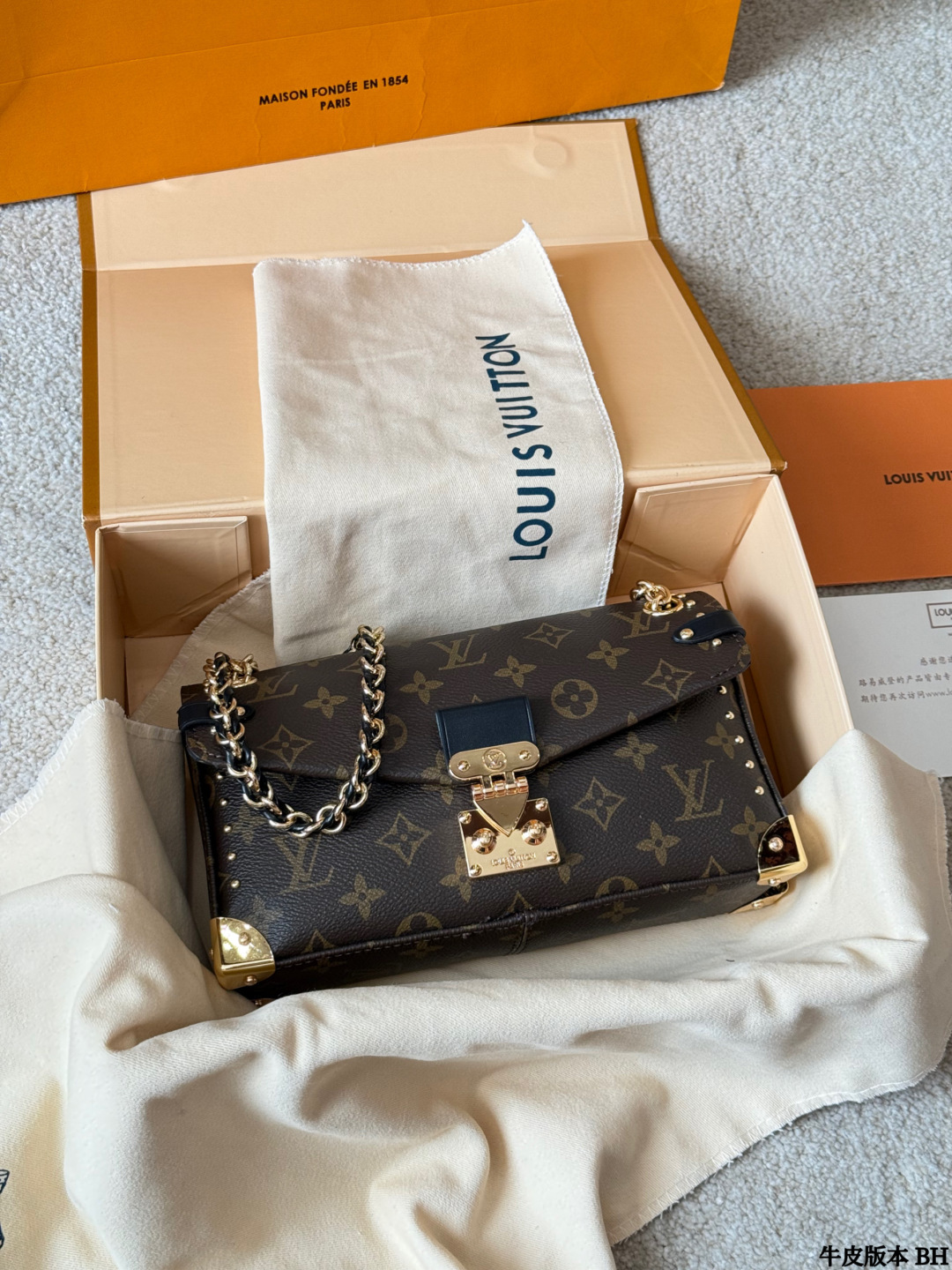 复刻版 p180 LV Trunkie 老花链条包 LV Trunkie老花链条包，经典Monogram帆布+金属铆钉，复古又摩登！灵感来自LV古董旅行箱，硬挺廓形超有辨识度。S型锁扣开合仪式感满满，链条肩带可拆卸，手拎、单肩、斜挎都OK，通勤休闲都能搭。尺寸26x17cm，容量适中，日常物品轻松装下，实用又时髦！