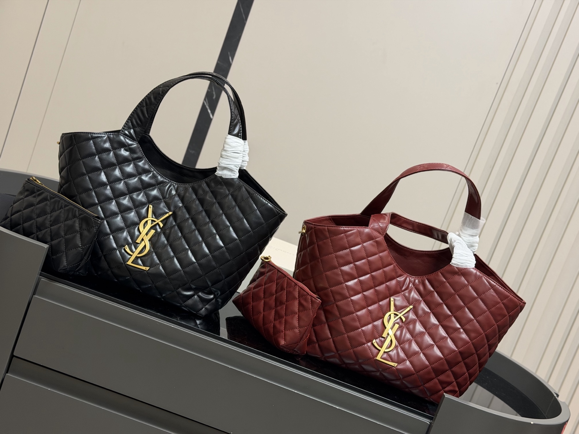 ¥220 折叠盒飞机盒 size:30*28cm 圣罗兰新款购物袋太可了吧 YSLGabv绗缝纹路购物袋 大tote感觉太温柔了吧! ⚠️原版大标