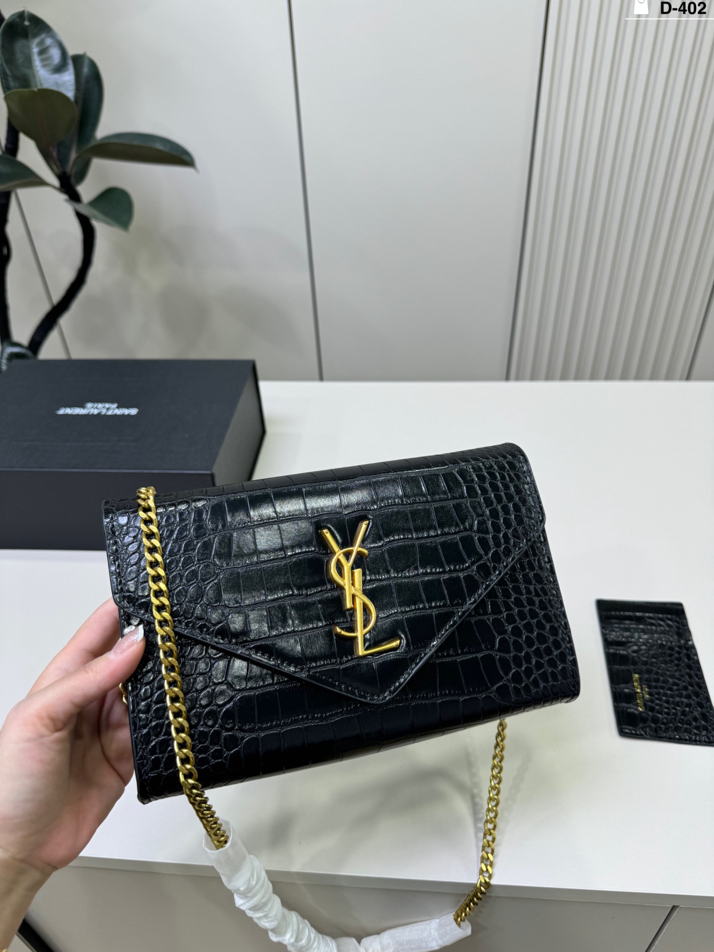 💰p120 D-402尺寸24&times;14折叠盒 YSL Le Cassandre信封包 日常通勤或正式场合都能轻松驾驭 尺寸适中，实用又时髦，是圣罗兰经典热门款，真的很值得入手!