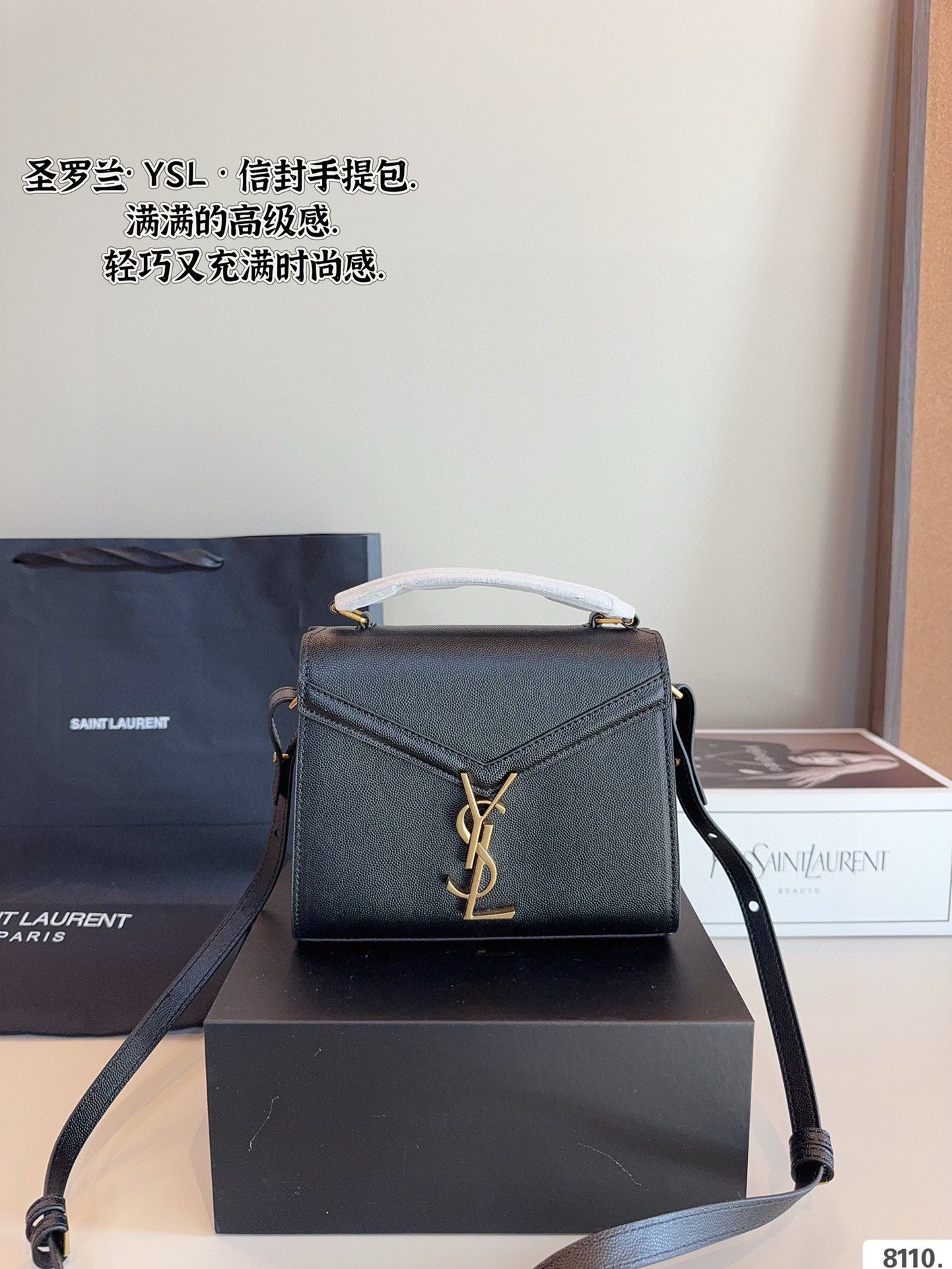 p175配礼盒🎁. 圣罗兰YSL cassandra 手提邮差包 简约才是百搭公式。 复古又时髦，妥妥的街拍神器。 出街通勤都可。 容量很大，可肩背、斜挎。 搭配很显高级感。 是帅气女孩不可缺少的一款经典存在。尺寸：20*8*16cm