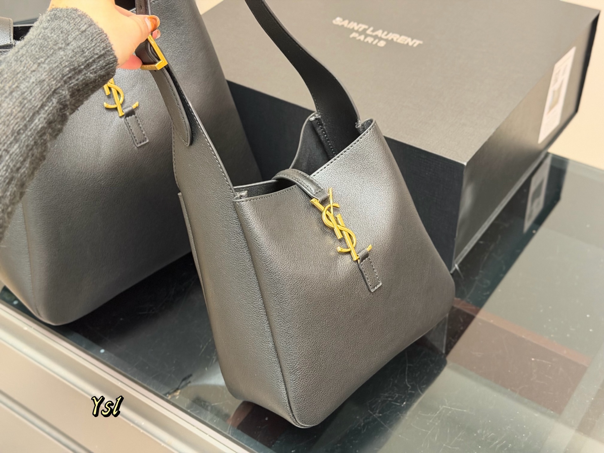 &yen;190 &yen;170 配包装 圣罗兰 hobo腋下水桶包 YSL 没有繁杂的设计 简简单单的将 YSLlogo字眼变成包扣 皮质柔软一点都不土气 而且超级能装！ 包内做了分层设计，东西不会被装的乱糟糟 无论是休闲复古还是甜美飒姐都能hold住！！职场通勤、日常旅游，一年四季都超可！拍照也超有氛围感的尺寸:28.29cm 22.21cm