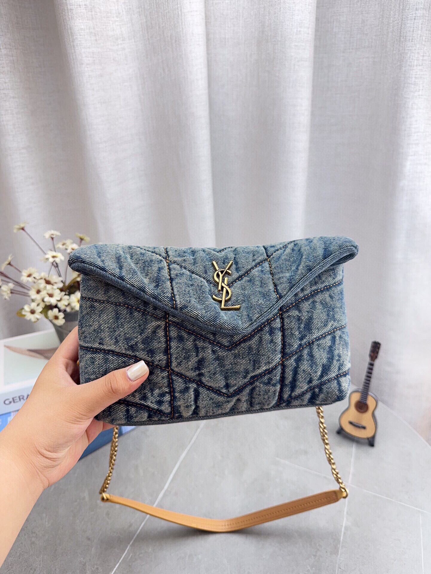 高品质YSL圣罗兰丹宁puffer 眼击中的ysIlouloupuffer云朵包 极具致敬意味的“Loulou”单肩包在本季开启全新演绎,设计师以牛仔效果面料融入填充夹克的创意,搭配鲜艳紫色,助你携-抹明媚迎接盎然春光。 为经典包袋注入新意,品牌用酒椰叶纤维拼接包面,简洁流畅的廓形洋溢优雅魅力,适宜搭配裤装或礼服,于细节处传递轻松愉悦的夏日写意。小号尺寸:22*16cm 无盒 p180