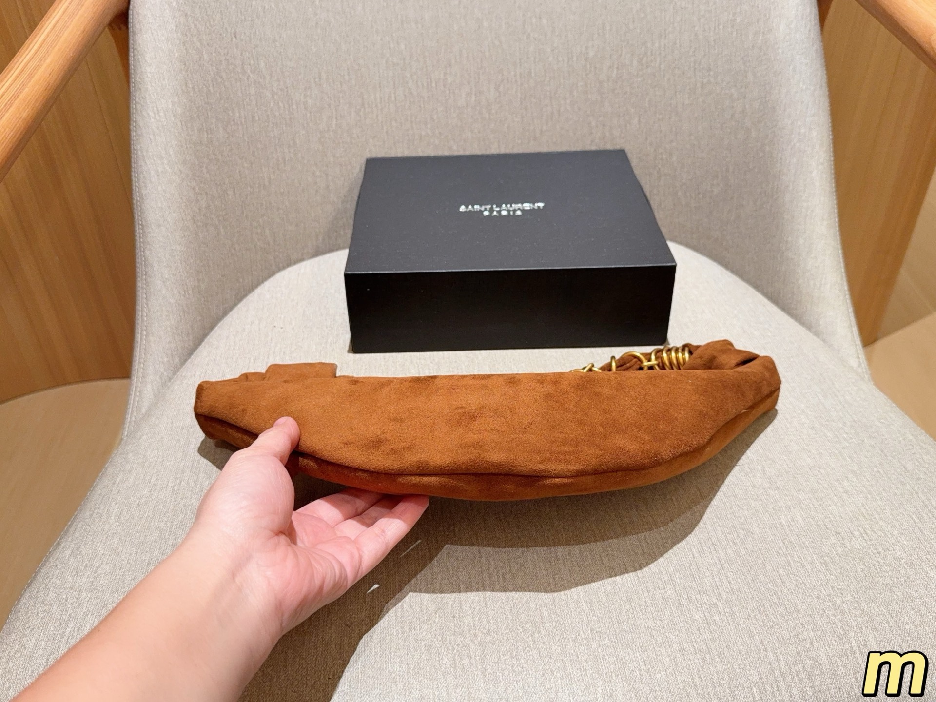 💰135 圣罗兰YSL AMALIA腋下包 柔软慵懒随性&ldquo;牛角包&rdquo;造型，超有法式氛围感！肩带是金色YSL字母链条交织，辦识度满分-。拉链开合，内部空问能装手机、钱包等日常小物，手提或腋下背都很时髦，轻松打造松弛感穿搭~ 尺寸39&times;13 礼盒包装🎁