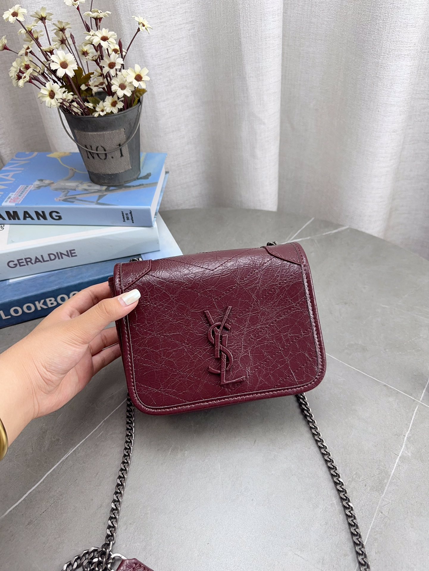 折叠飞机礼盒包装 🎉高品质ysl 圣罗兰 niki 邮差链条包 出去逛一天什么都可以放进去 流浪背法也很好看 黑色真的是跟各种颜色的衣服都很搭 之前一直在Onthego和这个之间犹豫 最后感觉没选错 五星推荐 迷你尺寸：19*14cm p150