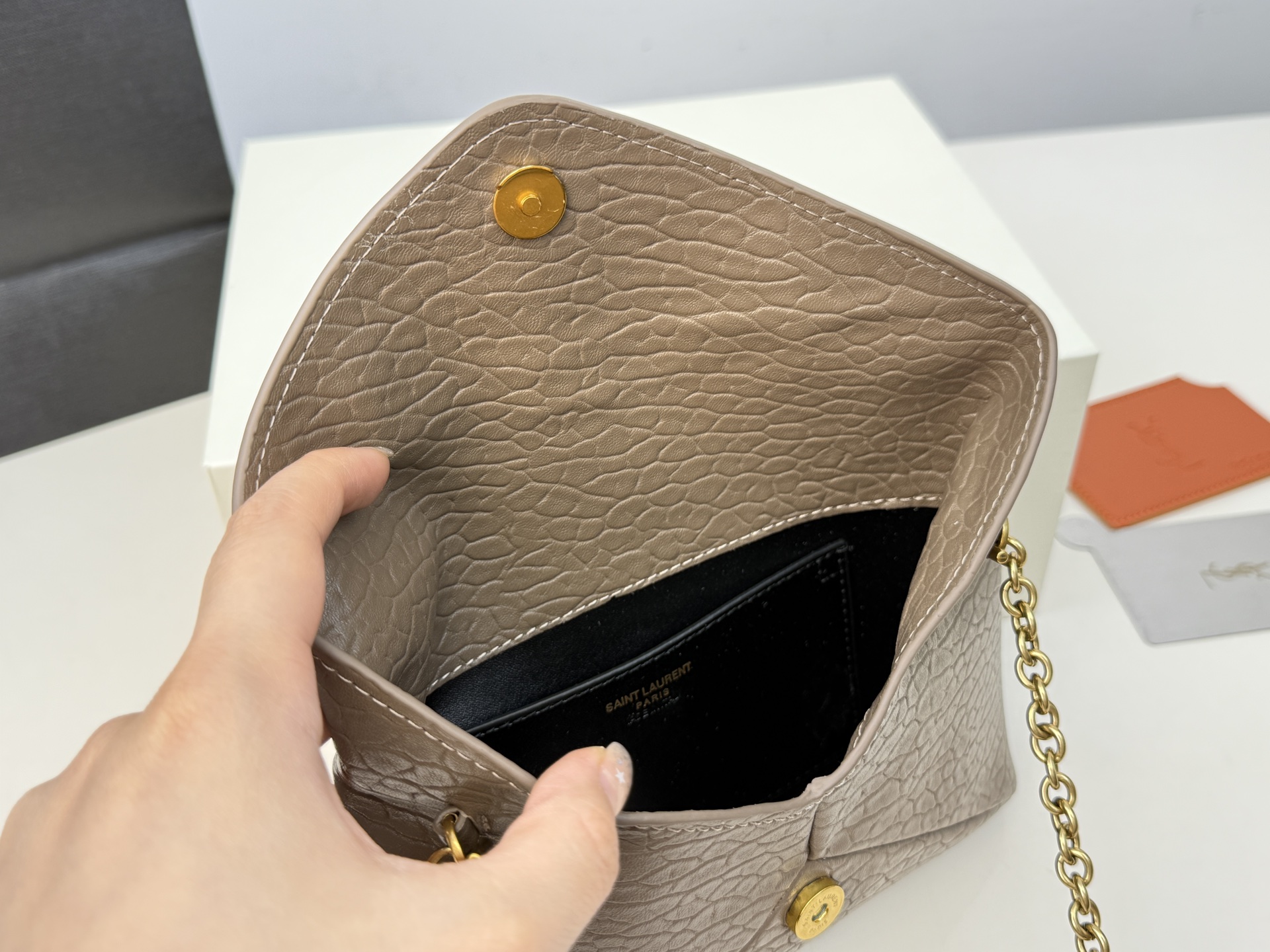 （飞机盒折叠盒⚠️）p160 圣罗兰YSL 不一样的链条包很精致 这款包包非常轻便 皮质很柔软 不一样的信封包 单肩斜挎都可以 也可以当作手拿包呀 尺寸:19.12cm