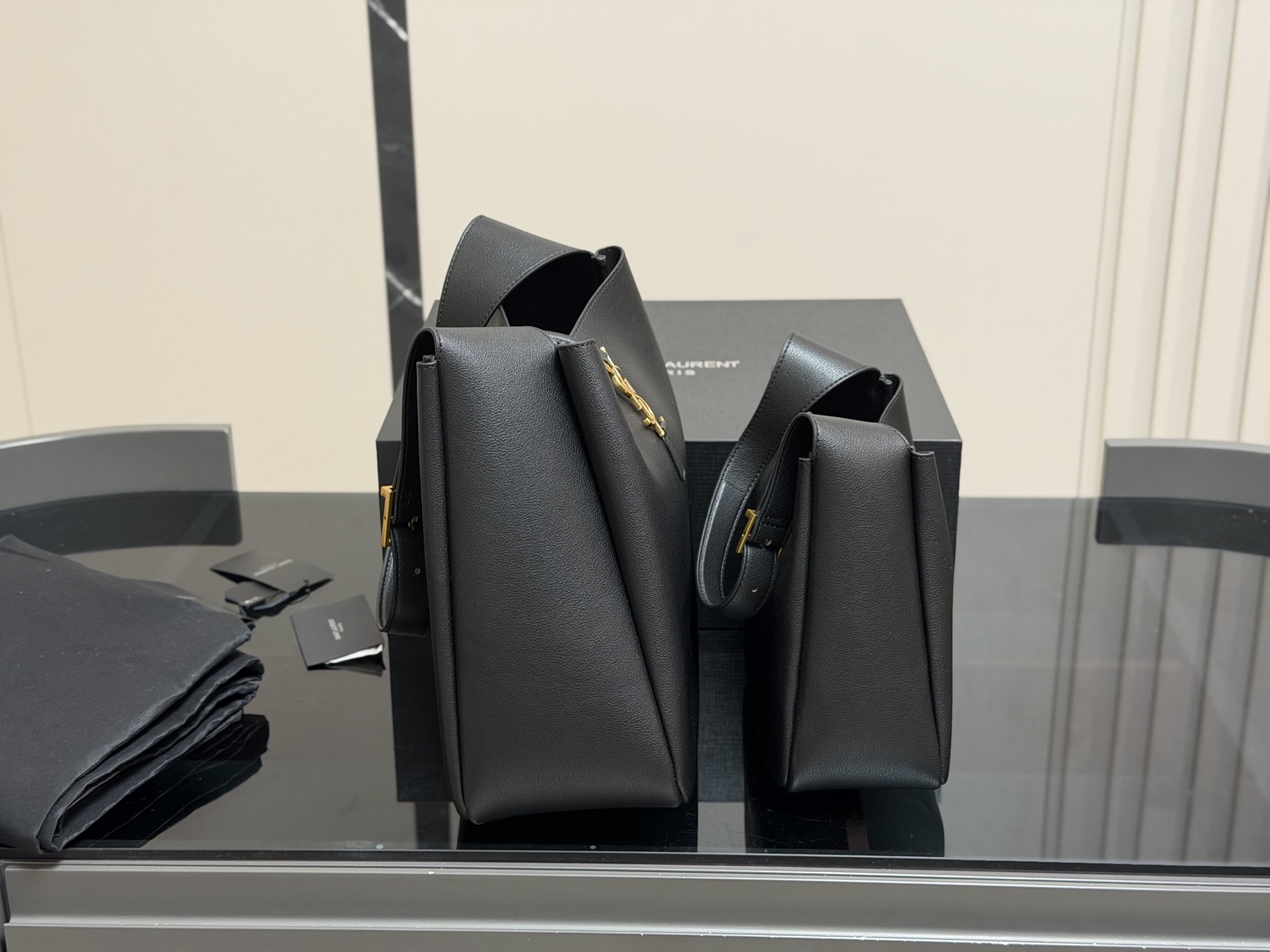 &yen;190 &yen;170 配包装 圣罗兰 hobo腋下水桶包 YSL 没有繁杂的设计 简简单单的将 YSLlogo字眼变成包扣 皮质柔软一点都不土气 而且超级能装！ 包内做了分层设计，东西不会被装的乱糟糟 无论是休闲复古还是甜美飒姐都能hold住！！职场通勤、日常旅游，一年四季都超可！拍照也超有氛围感的尺寸:28.29cm 22.21cm