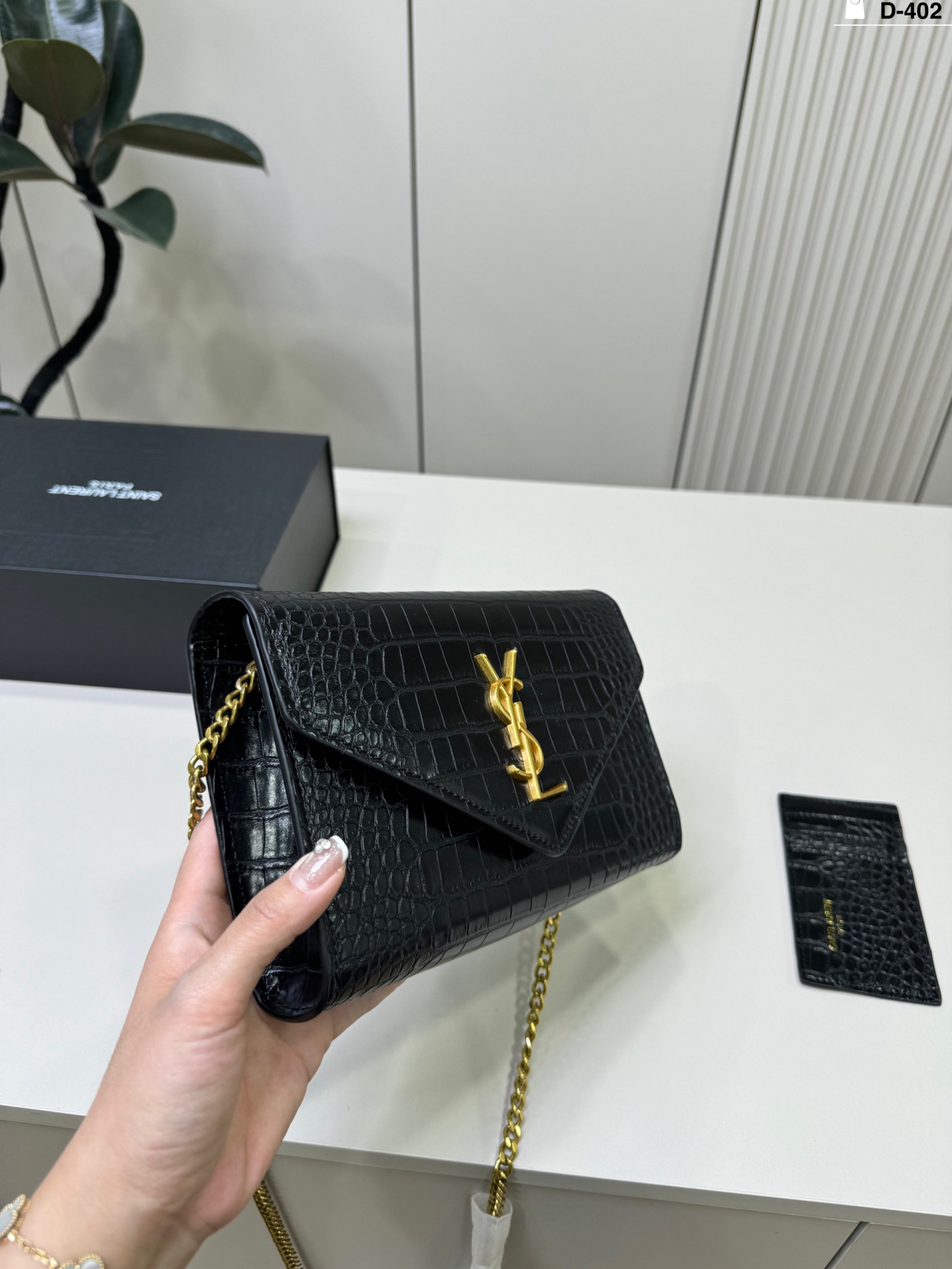 💰p120 D-402尺寸24&times;14折叠盒 YSL Le Cassandre信封包 日常通勤或正式场合都能轻松驾驭 尺寸适中，实用又时髦，是圣罗兰经典热门款，真的很值得入手!