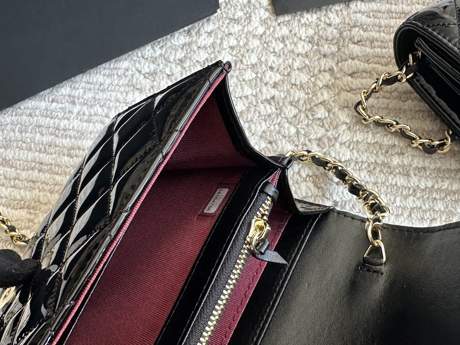 漆皮woc 💰 140 CHANEL 香奈儿发财 一款随身小包推荐给大家！香奈儿woc新款发财包 可斜挎单肩 链条可收入包内作为手包使用💪 上身后超显大气， 别看小小的 这个很能装哦 包内有卡位 拉链位 零钱位 小巧实用 人手必备 上身效果超好 尺寸20 13cm /22 12cm配折叠礼盒