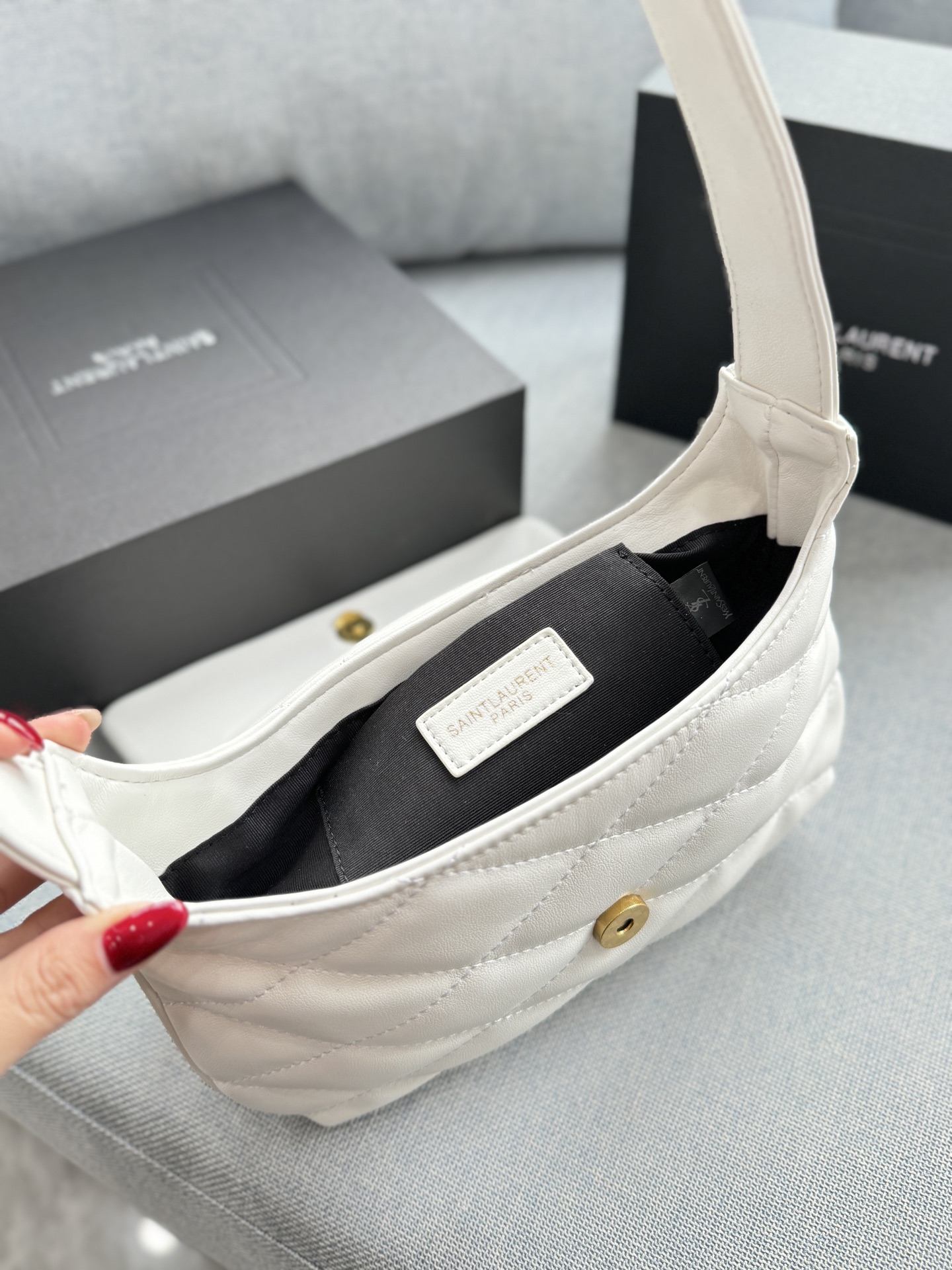 💰125 折叠盒 size：27&times;18 圣罗兰 YSL LE 57系列 腋下包手提单肩包 奶呼呼小羊皮 黑金小羊皮搭配压纹 可以手提又可以腋下 皮质是小羊皮 造型是梯形廓形设计 大气感拉满 精致做工和浪漫情调邂逅融合！意大利小羊皮革手感软糯舒适，柔软到一直想去rua它！参加宴会，平时搭配衣服都可以， 可休闲，可女神，就是百搭神器啦！