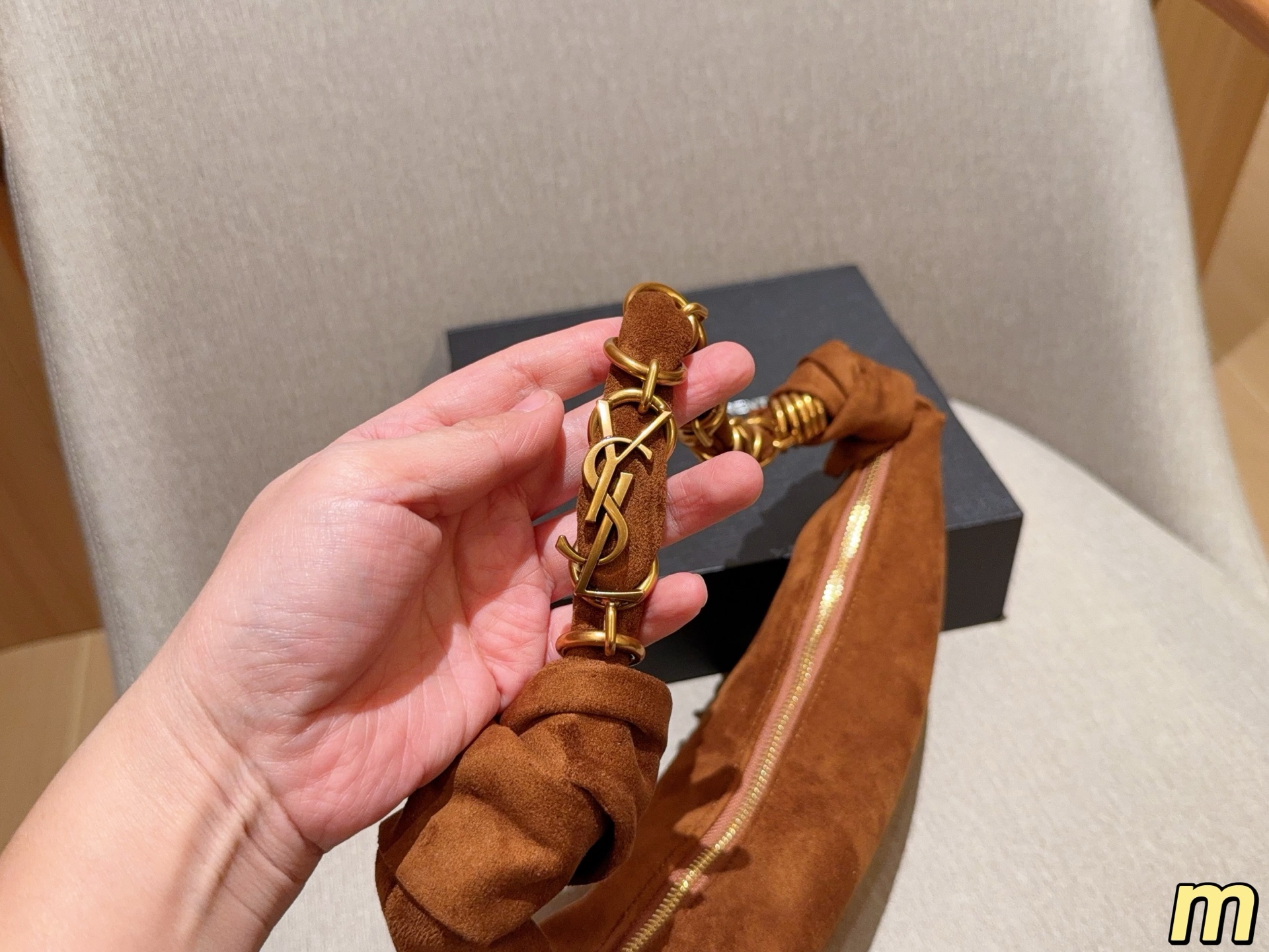 💰135 圣罗兰YSL AMALIA腋下包 柔软慵懒随性&ldquo;牛角包&rdquo;造型，超有法式氛围感！肩带是金色YSL字母链条交织，辦识度满分-。拉链开合，内部空问能装手机、钱包等日常小物，手提或腋下背都很时髦，轻松打造松弛感穿搭~ 尺寸39&times;13 礼盒包装🎁