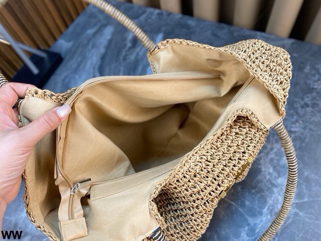 p105 配盒🎁 YSL圣罗兰 新品拉菲草 草编镂空购物袋 可手拎可单肩 随时充满度假感的包包！ 尺寸：45*31