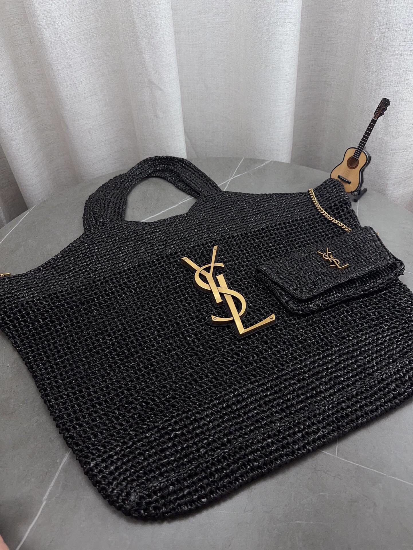 原单品质 YSL圣罗兰拉菲草编织购物袋 夏天背的包包真的太可爱了，背上一整个慵懒风 夏季沙滩腋下包 旅行拍照真的很nice哦 每个小仙女夏季都应有一个草编购物袋菜篮子 包包哦 尺寸40*39cm p295