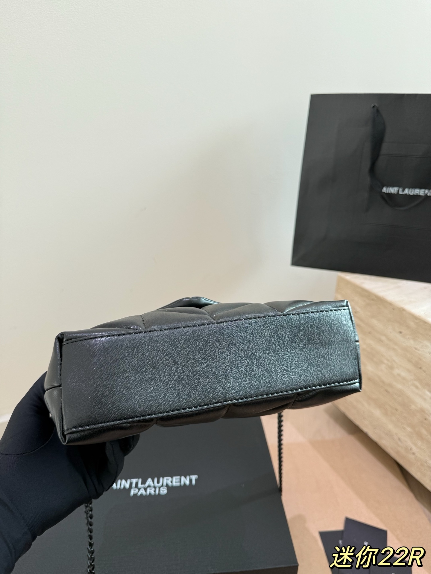 YSL圣罗兰云朵包P150 Ysl圣罗兰云朵包，超酷～ 折叠礼盒🎁 YSL圣罗兰云朵包 黑金超酷 杨幂同款 软软糯糯小可爱 外观颜值爆表 不要犹豫 必入款 真好好#ysl圣罗兰 尺寸22 16