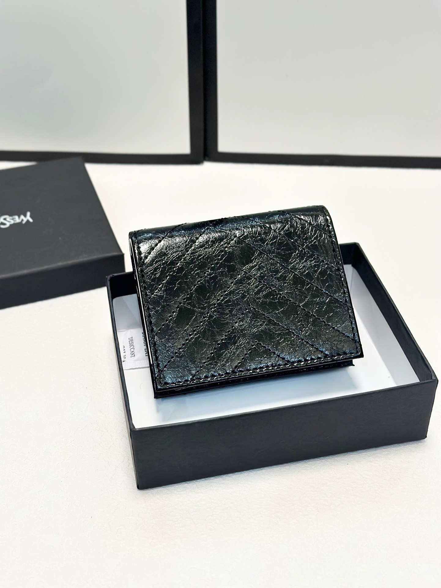 P90🎀🎀颜色 黑🎀尺寸 11x10🎀圣罗兰专柜同步👏时尚钱包，优质油蜡小牛皮👍🏻内阁丰富，超级实用❗️现货高品质[得意]