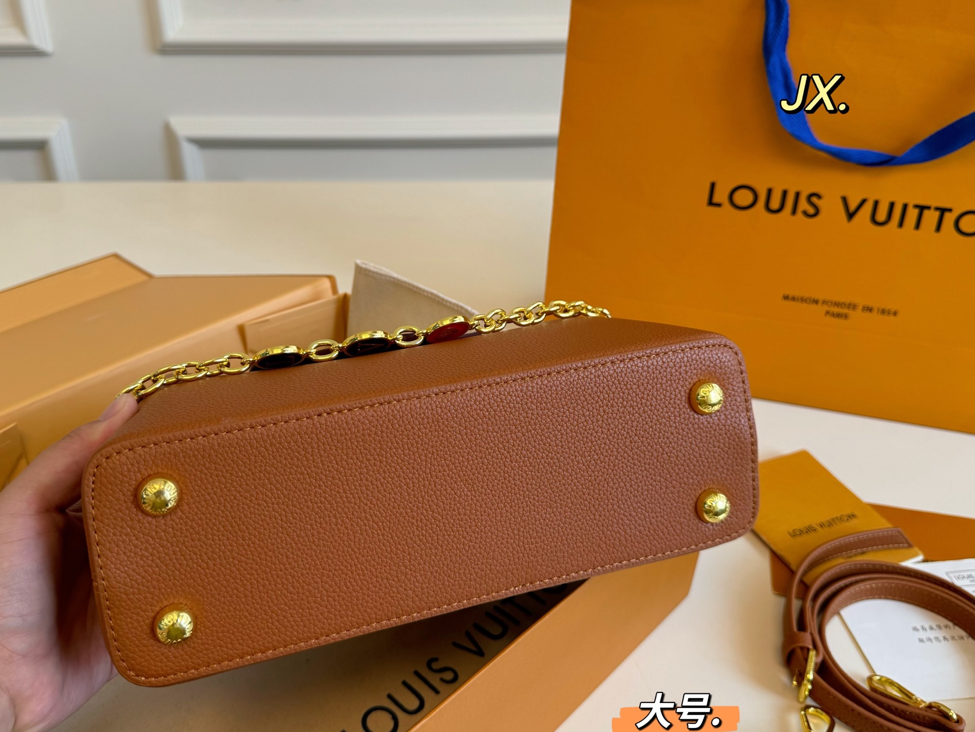 P180大号（折叠盒） size:27&times;18大号 LV路易威登Capucines卡普辛手提包💕 贵气十足的包包，真的超美！ 色彩鲜亮不张扬，显得无比温柔 高级感满🈵️，时尚洋气❗️ 大小刚好，精致又不失优雅‼️