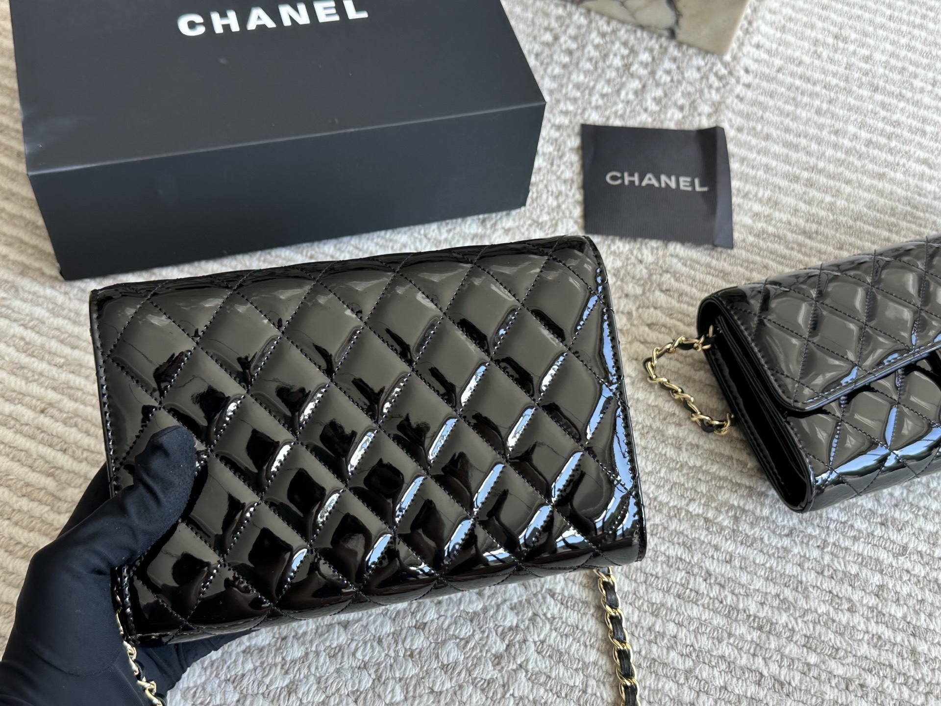 漆皮woc 💰 140 CHANEL 香奈儿发财 一款随身小包推荐给大家！香奈儿woc新款发财包 可斜挎单肩 链条可收入包内作为手包使用💪 上身后超显大气， 别看小小的 这个很能装哦 包内有卡位 拉链位 零钱位 小巧实用 人手必备 上身效果超好 尺寸20 13cm /22 12cm配折叠礼盒