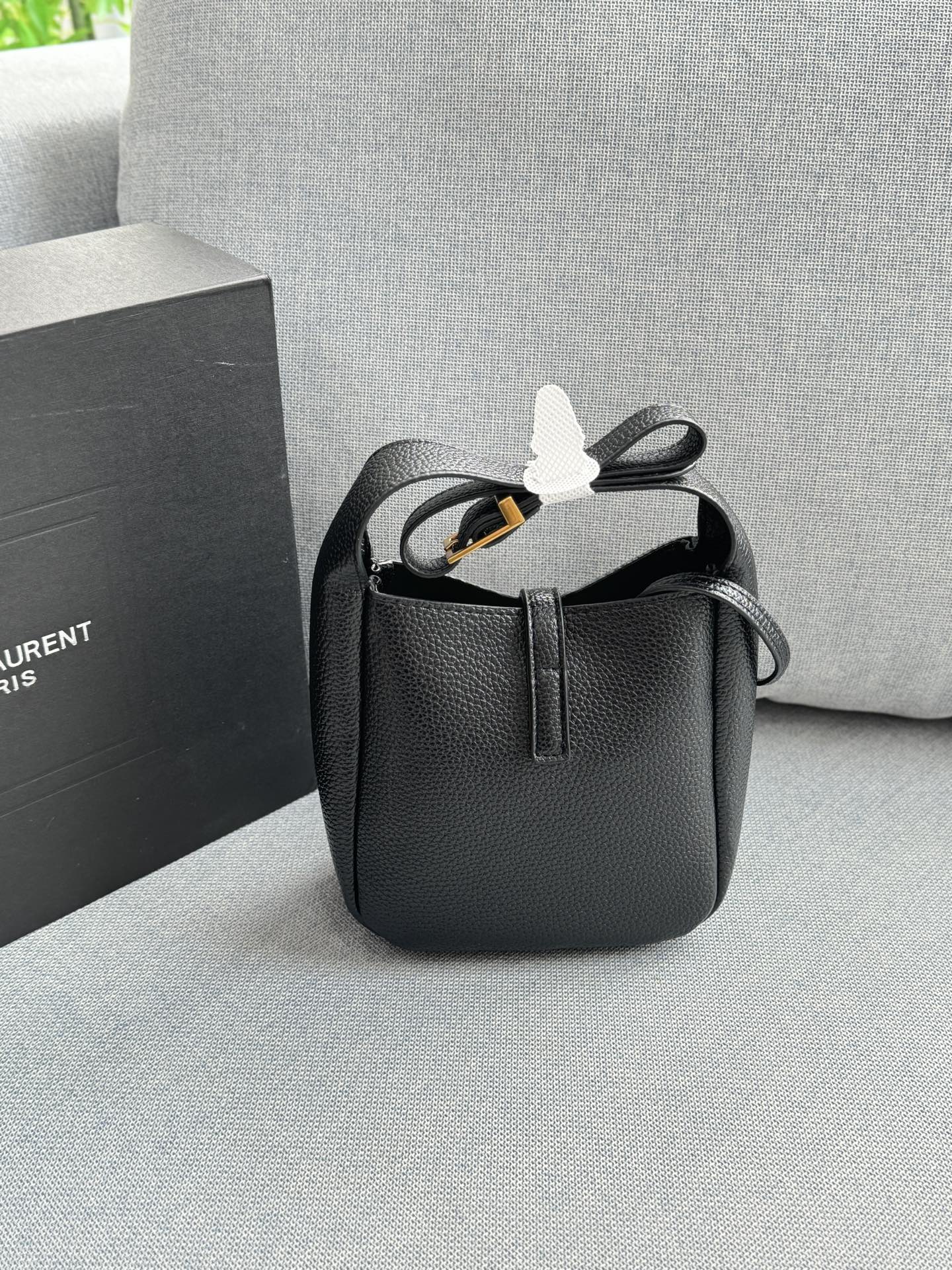 💰115 折叠盒 size：15.5&times;15.5 圣罗兰 LE5A7 水桶包 腋下包 手提包单肩包 一只颜值可爱貌美，但是容量巨客观！完全不是可爱小废包哦~ 戳中我的心巴了！ 真的太太太好用了[哇R]颜值就不用说了 一整个从logo到包型都长在我审美点上