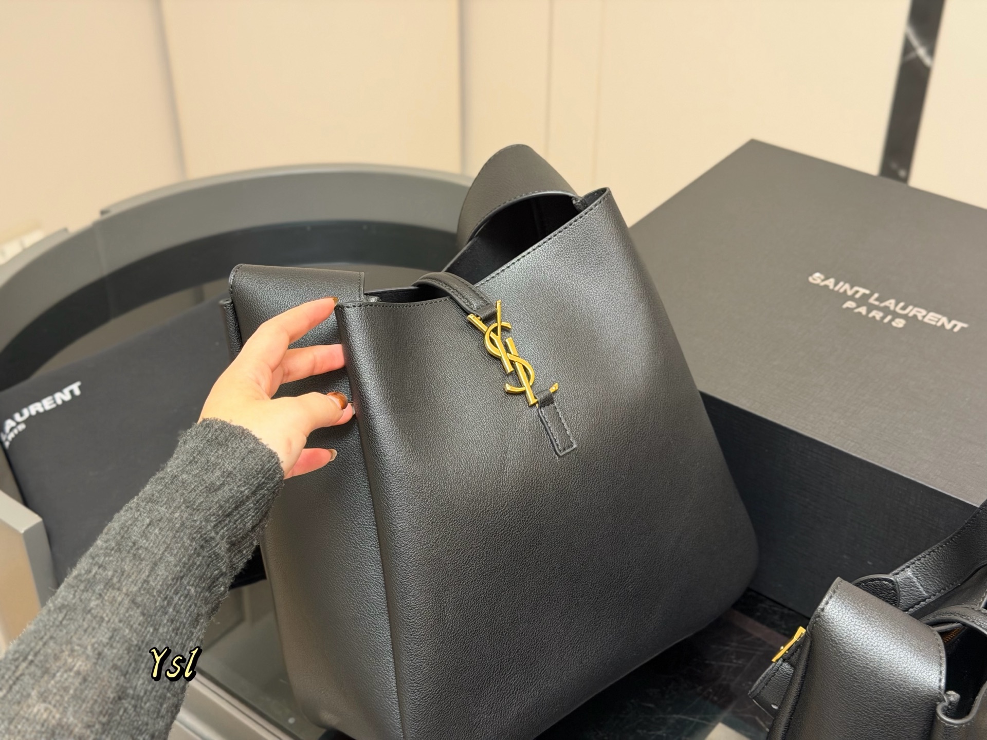 &yen;190 &yen;170 配包装 圣罗兰 hobo腋下水桶包 YSL 没有繁杂的设计 简简单单的将 YSLlogo字眼变成包扣 皮质柔软一点都不土气 而且超级能装！ 包内做了分层设计，东西不会被装的乱糟糟 无论是休闲复古还是甜美飒姐都能hold住！！职场通勤、日常旅游，一年四季都超可！拍照也超有氛围感的尺寸:28.29cm 22.21cm