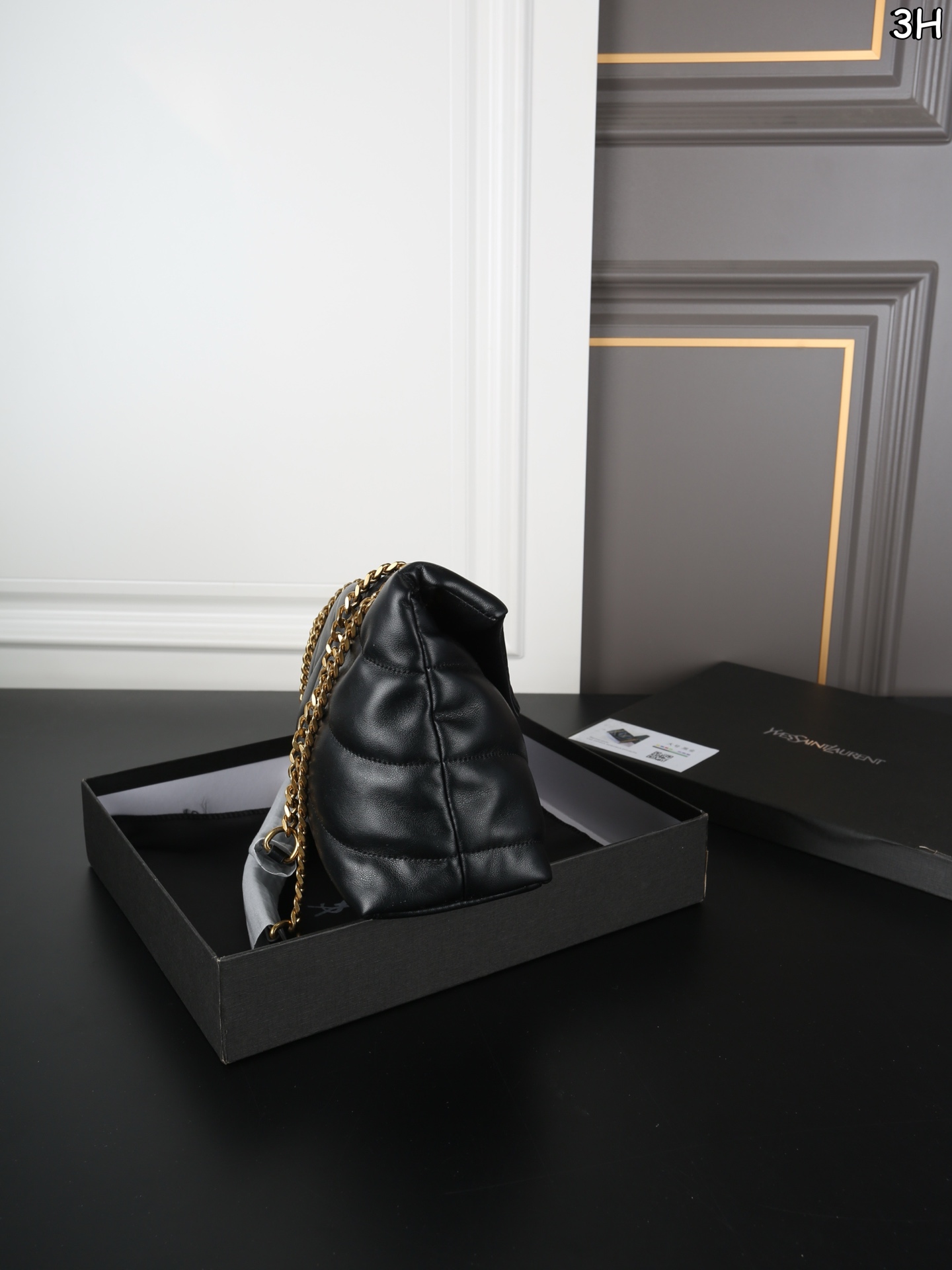 P120 天地盖 圣罗兰 YSL 云朵包 斜挎单肩包 可盐可甜， 是那种复古金色，很高级很洋气哇。 女性理想的日常出行良伴。从休闲时光到较正式场合，它总能为正装造到更添一抹个性态度。ysl云朵包的设计简洁大方，时尚又不失个性，无论是日常搭配还是出席派对，都能让你成为最闪耀的那一颗星! 尺寸：28&times;18