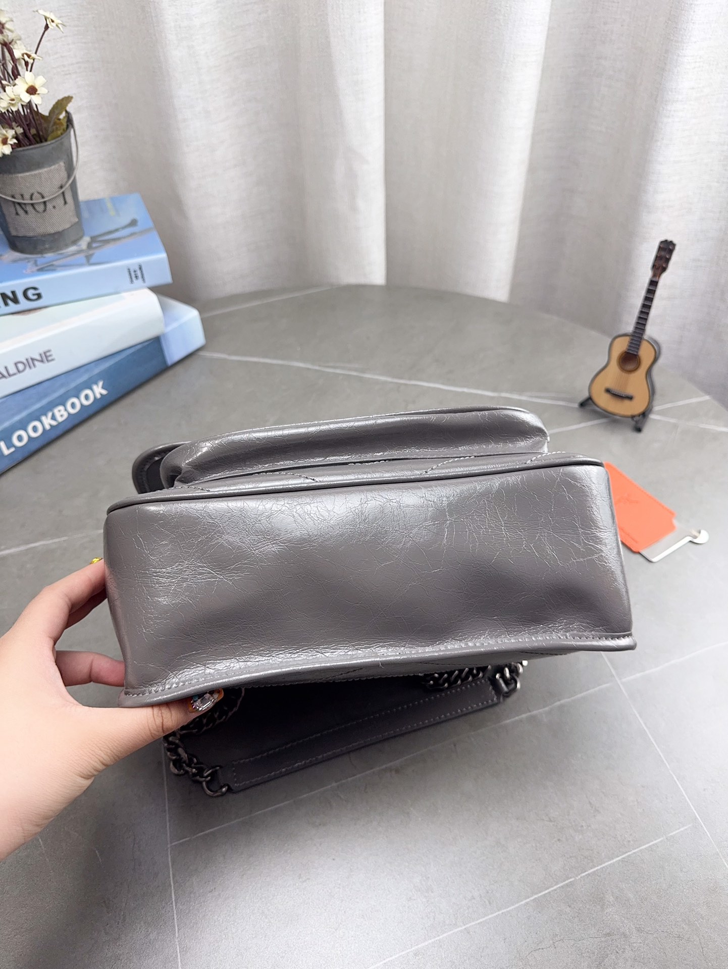 折叠飞机礼盒包装 🎉高品质ysl 圣罗兰 niki 邮差链条包 容量超大 出去逛一天什么都可以放进去 流浪背法也很好看 麂皮真的是跟各种颜色的衣服都很搭 之前一直在Onthego和这个之间犹豫 最后感觉没选错 五星推荐 尺寸27*21cm 型号633158 p200