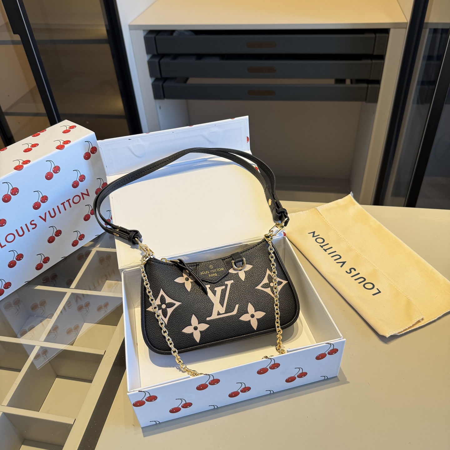 🅿️150✅牛皮系列🔜 顶级货🔥全钢五金‼️黑色印花牛皮系列～LV路易威登专柜爆款easypouch麻将包👸专柜同款～配链条和长带！走到哪都是回头率👍原版全牛皮🐂原版顶级全钢五金 完美走线 [得意]平时出门的东西都可以装！🎁原版折叠礼盒包装（size：20*12*3）