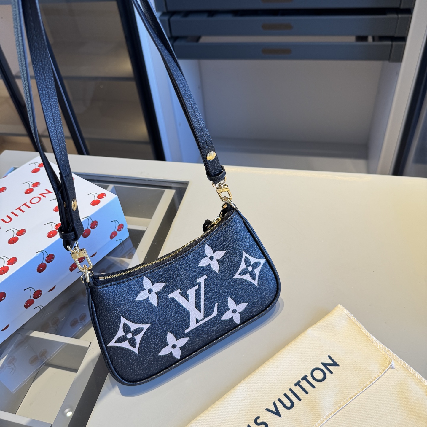 🅿️150✅牛皮系列🔜 顶级货🔥全钢五金‼️黑色印花牛皮系列～LV路易威登专柜爆款easypouch麻将包👸专柜同款～配链条和长带！走到哪都是回头率👍原版全牛皮🐂原版顶级全钢五金 完美走线 [得意]平时出门的东西都可以装！🎁原版折叠礼盒包装（size：20*12*3）