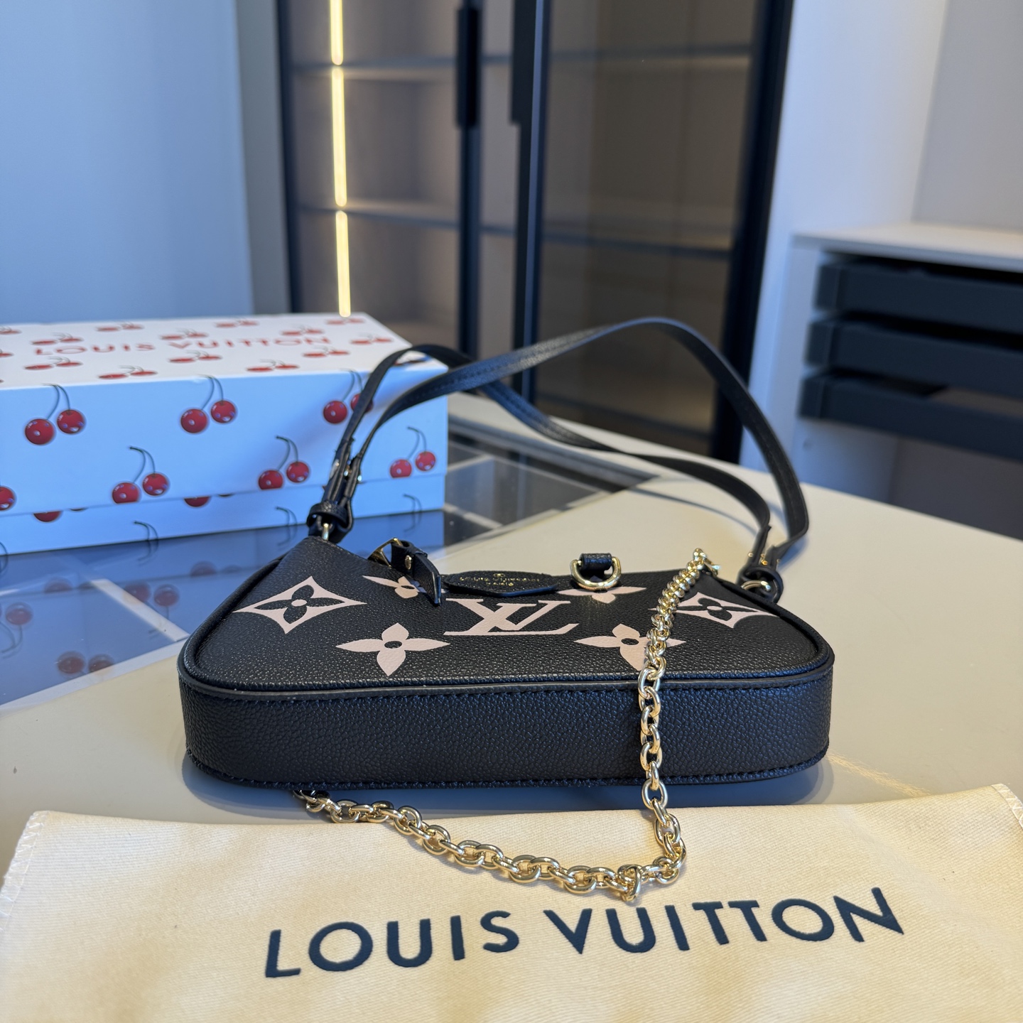 🅿️150✅牛皮系列🔜 顶级货🔥全钢五金‼️黑色印花牛皮系列～LV路易威登专柜爆款easypouch麻将包👸专柜同款～配链条和长带！走到哪都是回头率👍原版全牛皮🐂原版顶级全钢五金 完美走线 [得意]平时出门的东西都可以装！🎁原版折叠礼盒包装（size：20*12*3）