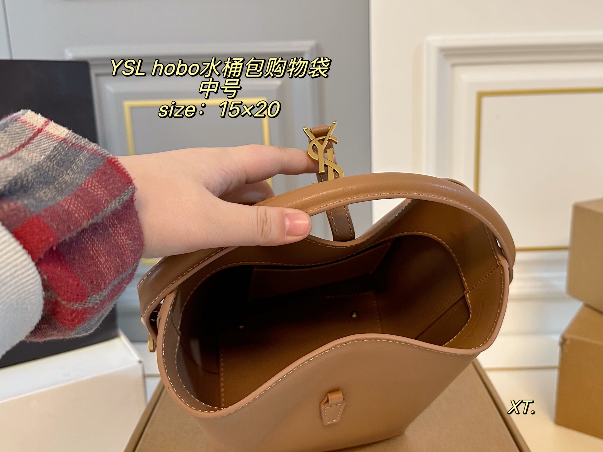 P205 中号（飞机盒） size：15&times;20中号 YSL 圣罗兰hobo水桶包购物袋💕 包身简约设计，手感质感超👍 超级显档次，容量超大～ 单肩手提都不是问题，包内配卡包➕镜子 洋气美妞/街拍人，时尚潮女必备❗️