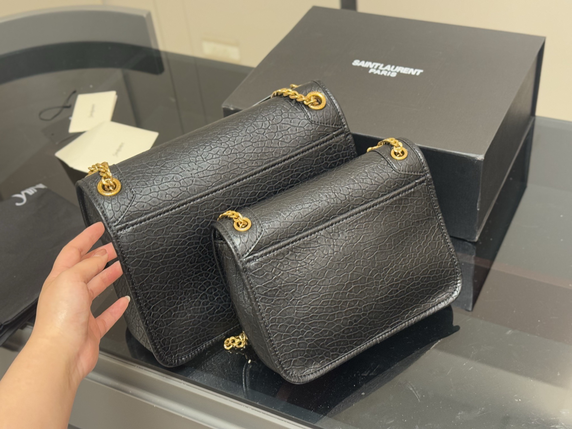 &yen;190 &yen;200 配盒 size：22*18cm（小） 28*22cm（大） 千呼万唤的 圣罗兰法棍niki终于到新尺寸啦 高订版 niki ysl niki 皮料软糯质感✔️ 强力推荐我们家的Niki