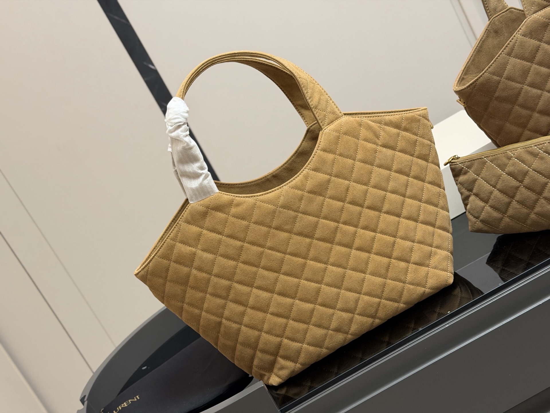 &yen;260 折叠盒飞机盒 size：30*28cm 圣罗兰新款购物袋太可了吧 YSLGabv绗缝纹路购物袋 大tote感觉太温柔了吧! ⚠️原版大标