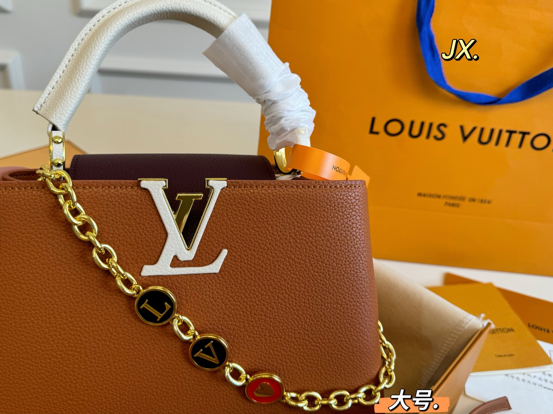 P180大号（折叠盒） size:27&times;18大号 LV路易威登Capucines卡普辛手提包💕 贵气十足的包包，真的超美！ 色彩鲜亮不张扬，显得无比温柔 高级感满🈵️，时尚洋气❗️ 大小刚好，精致又不失优雅‼️